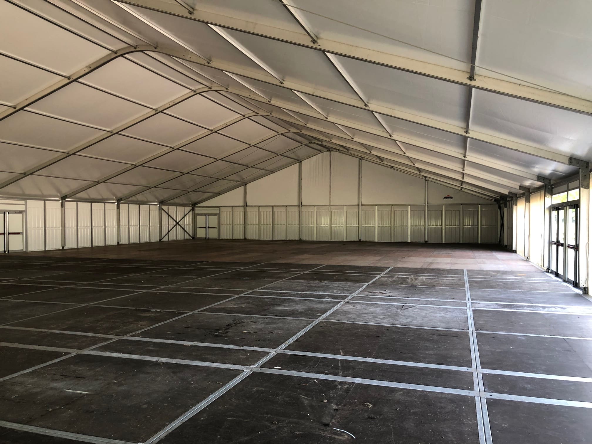 Große Zelthalle als Lagerhalle mit Schwerlastboden von Intersettle Zeltverleih - Alu Vision