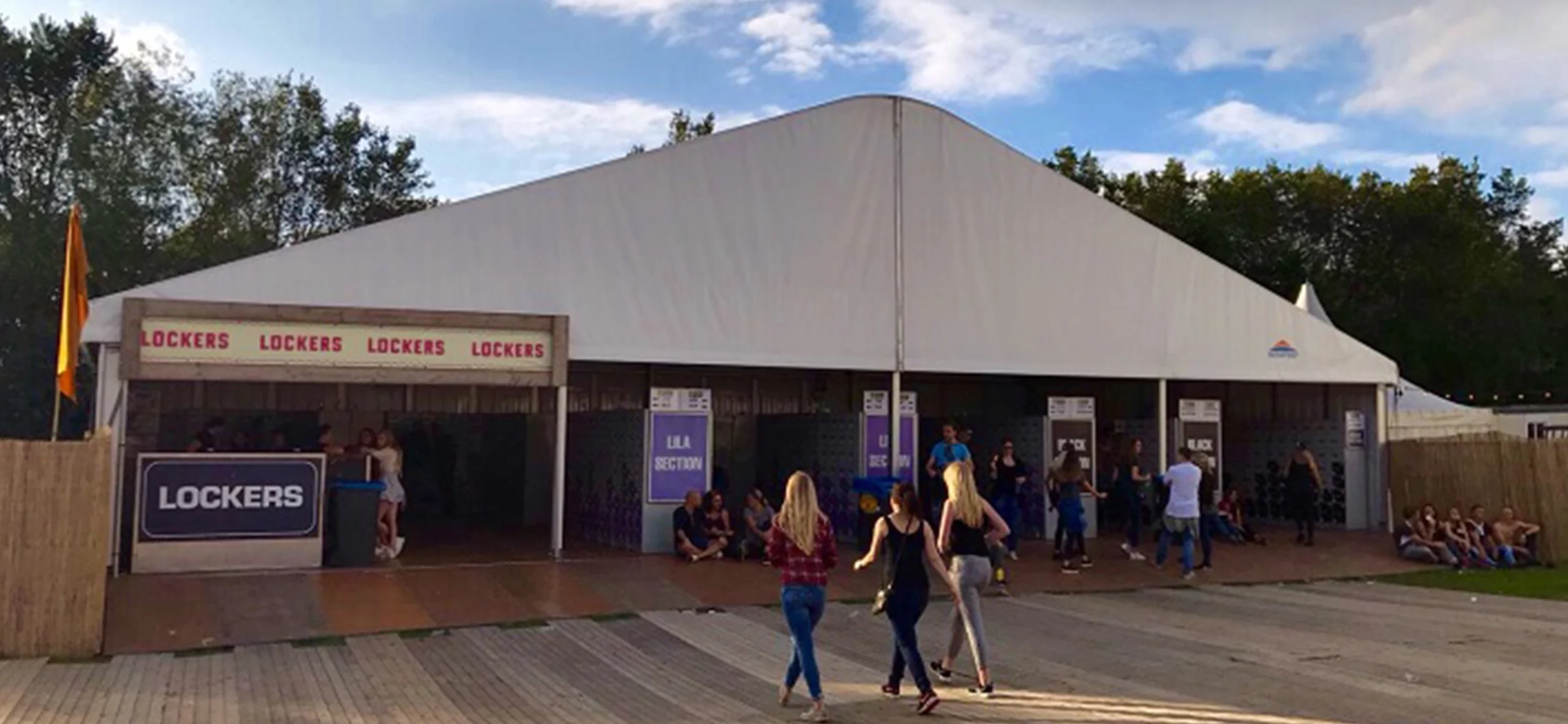 Alu Pavillon Zelthalle auf Festival als Raumlösung für die Schließfächer für die Festival-Besucher