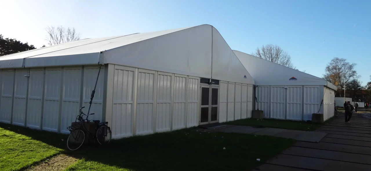Alu Pavillon - Zelthalle von Intersettle Zeltverleih als komfortabele Notfall-Unterkunft für viele Menschen mit isolierten Seitenwänden : PaneelenAlu Pavillon - Zelthalle von Intersettle Zeltverleih als komfortabele Notfall-Unterkunft für viele Menschen mit isolierten Seitenwänden : Paneelen