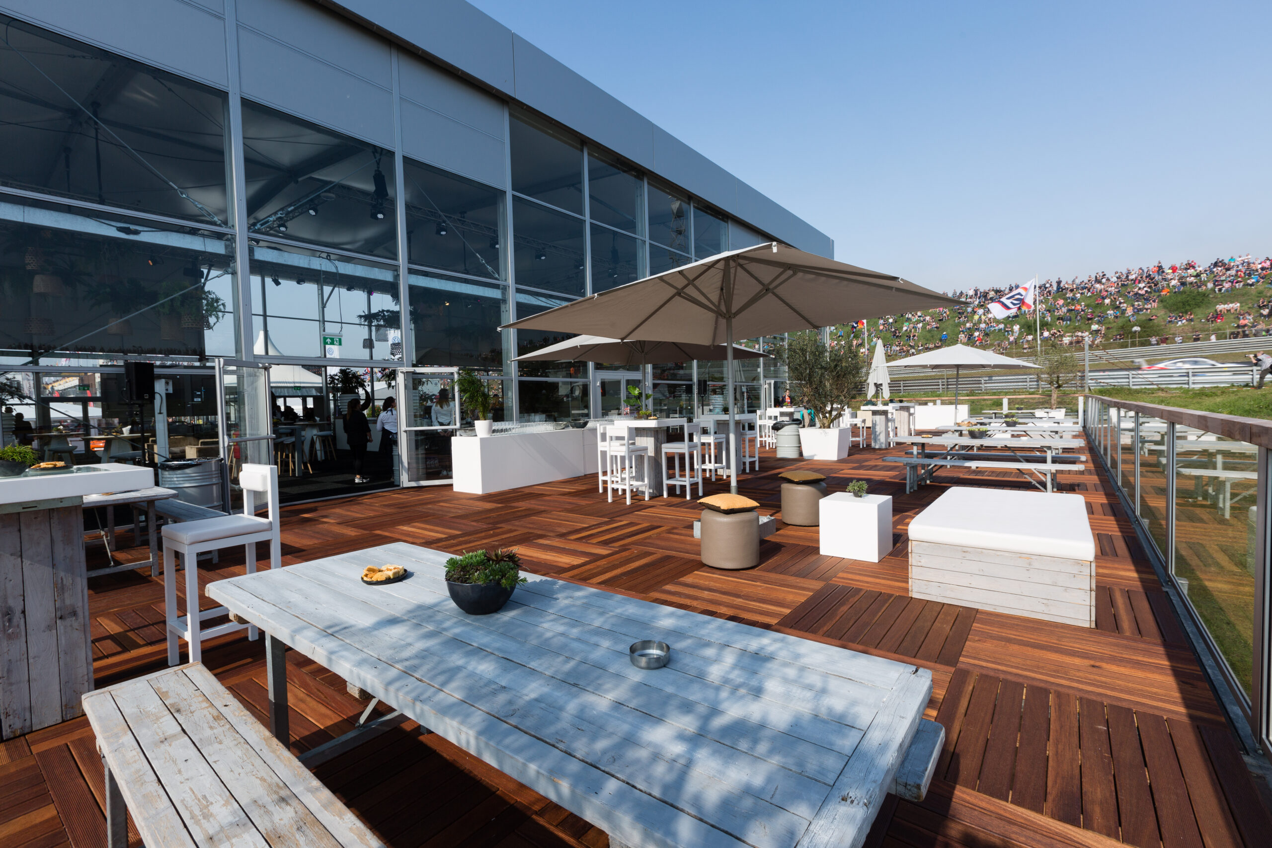 Außenterrasse vor Zelthalle Manhattan von Zeltverleih Intersettle - Eventlocation für Firmen an der Motorrennstrecke in Zandvoort