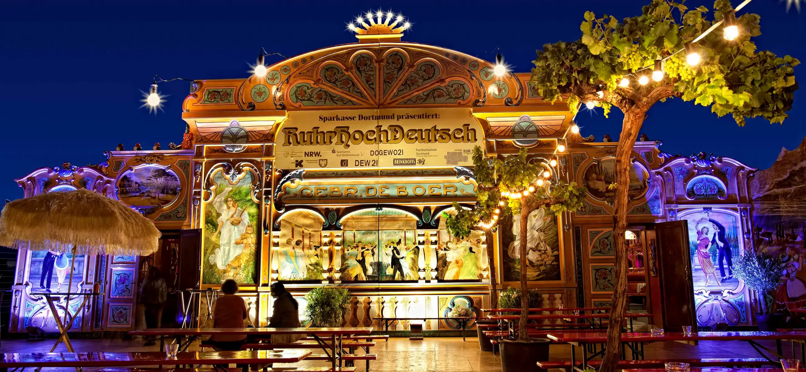 Beleuchtete Fassade vom historischen Spiegelzelt (rechteckig) von Intersettle Zeltverleih für das kann man die Festival Ruhrhochdeutsch in Dortmund