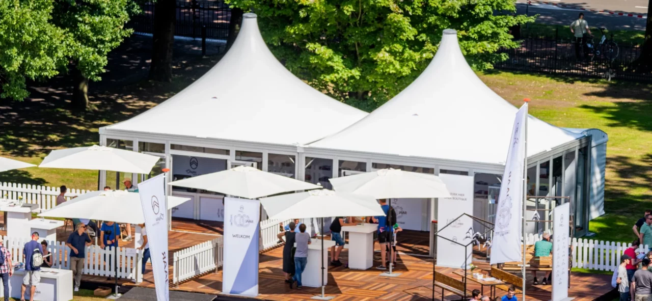 Carre Pagoden von intersettle, Zeltverleih mit Terrassen auf einem Marketing Event. Zelte und Hallen für Veranstaltung