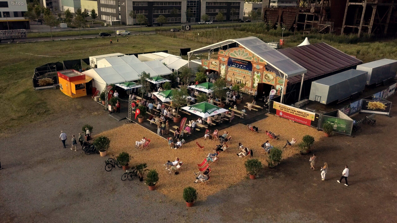 Drohnenaufnahme Spiegelzelt „Thé Dansant“ von Zeltverleih Intersettle für Comedy-Festival RuhrHOCHdeutsch 2025 in Dortmund am Hochofen auf PHOENIX West
