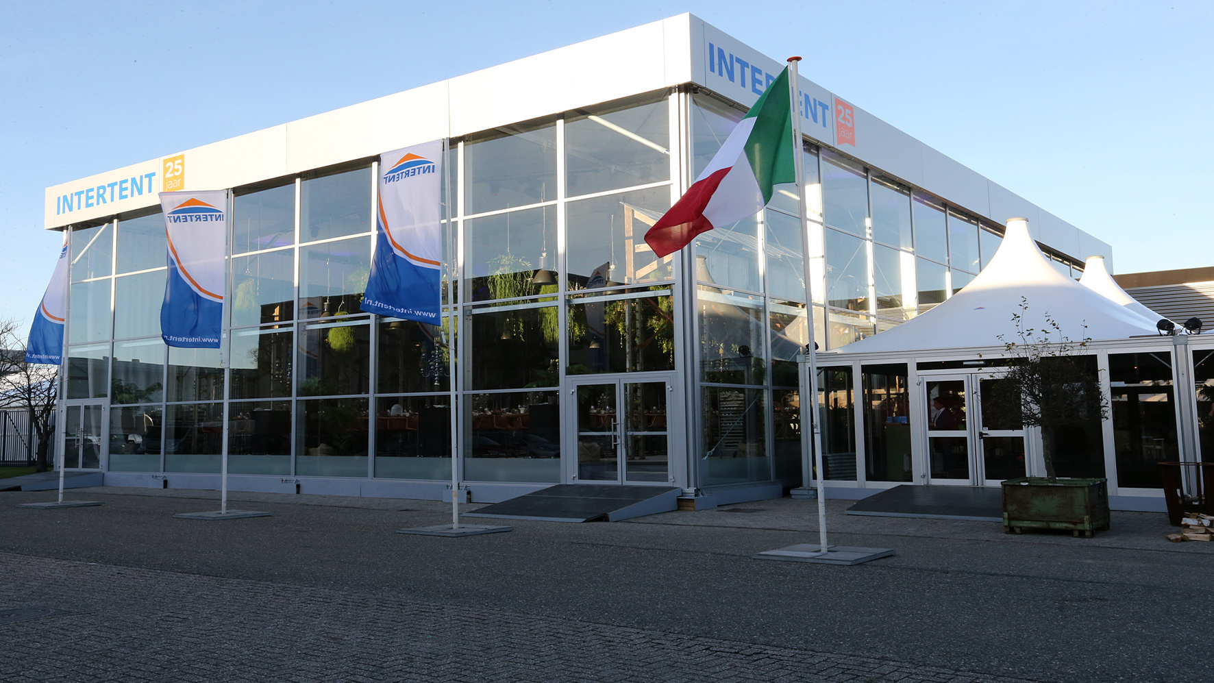 Firmenjubiläum in Zelthalle Manhattan von Zeltverleih Intersettle - Zeltensemble mit Pagoden als EMpfang