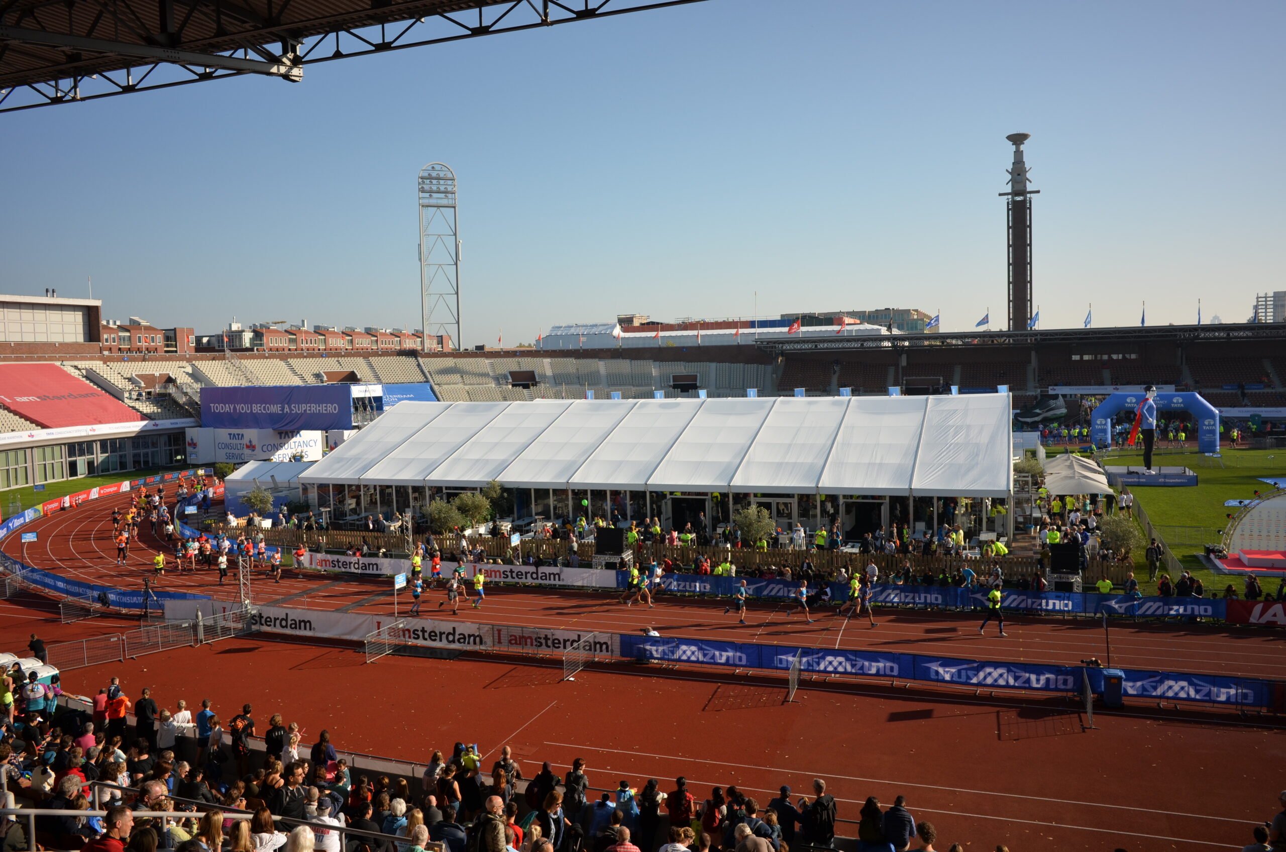 Große Zelthalle mit Glasfassaden von Intersettle Zeltverleih im Stadion beim TCS Amsterdam Marathon (1) - Raumlösungen für Sportveranstaltungen