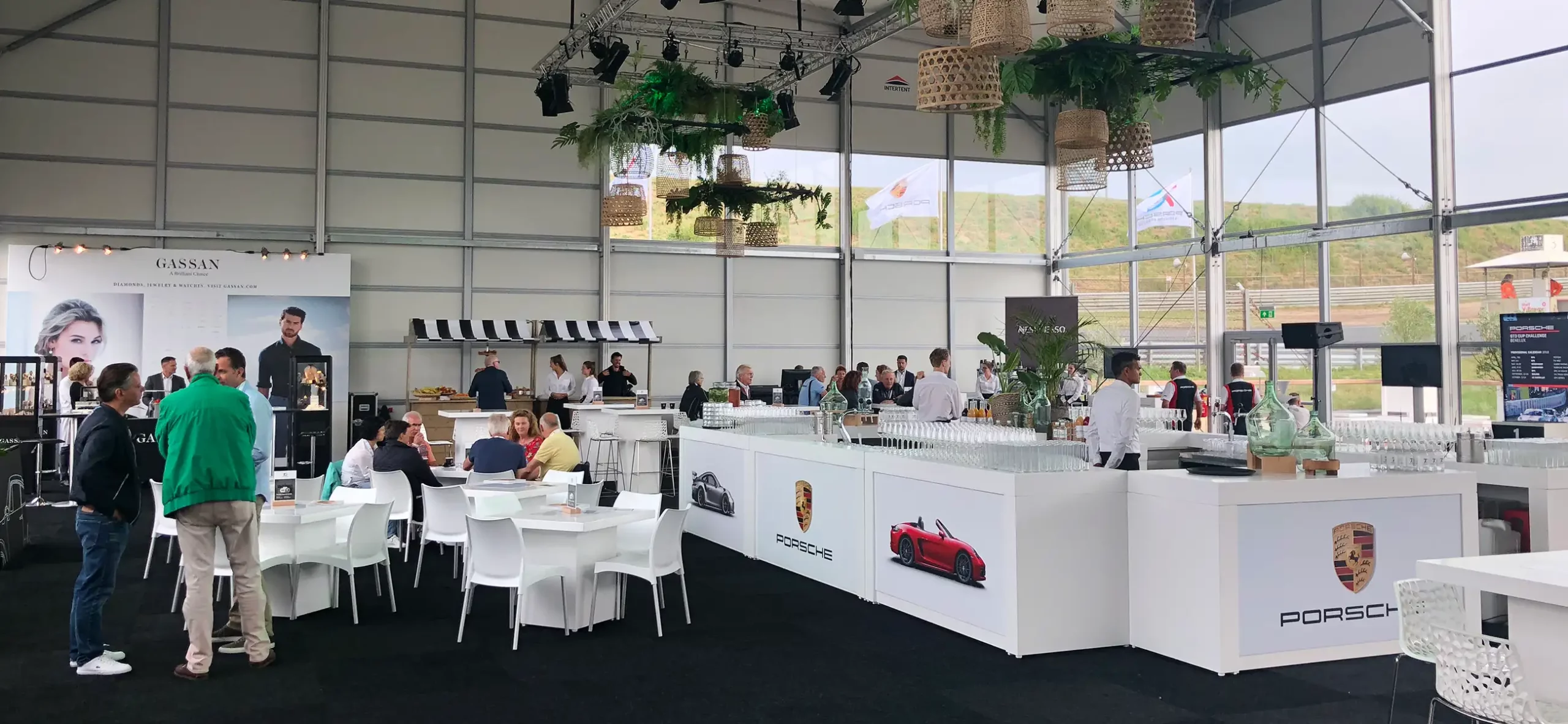 Manhattan Zelt Inneneaum - temporäre Eventlocation für automotive Veranstaltung - motorsport Event Porsche Renntage eine Rennstrecke in Zandvoort