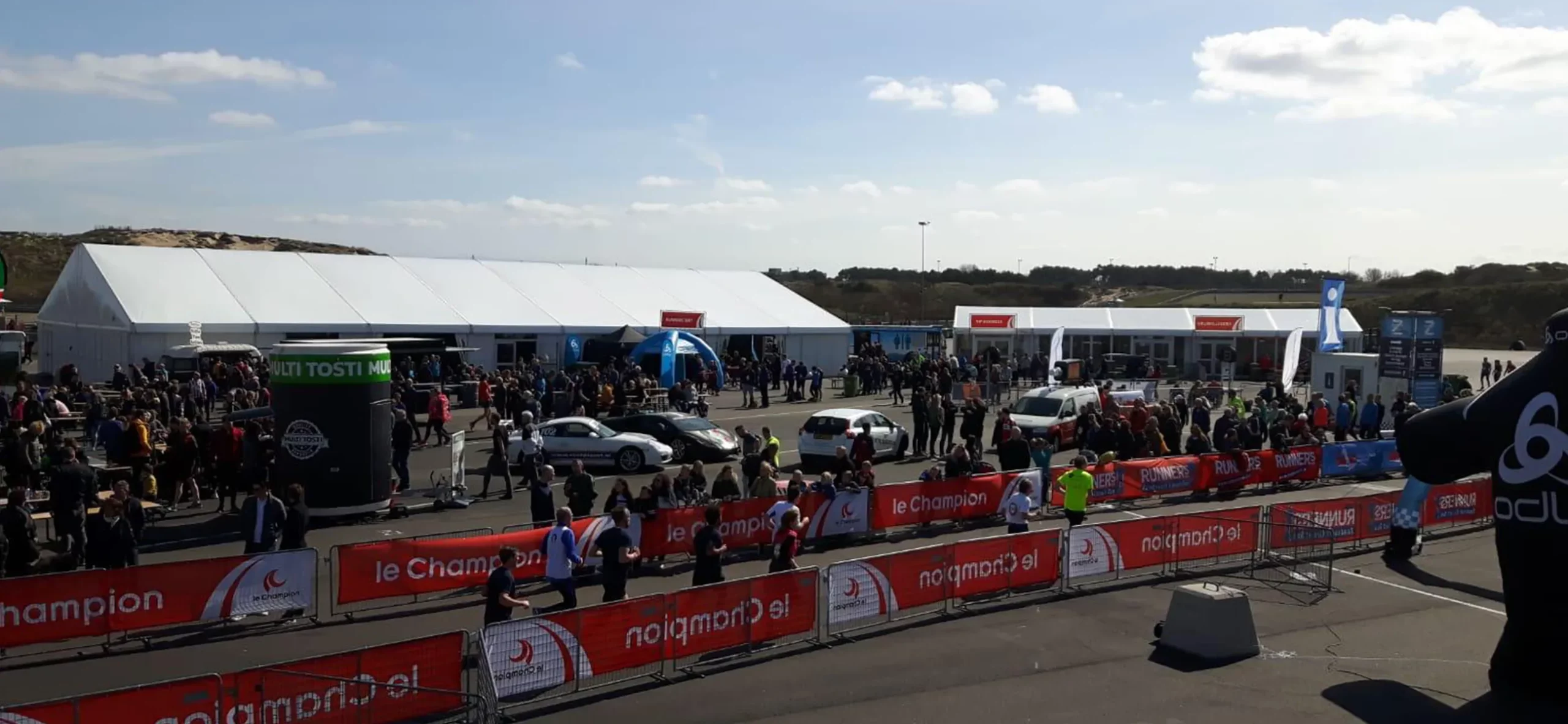 Motorsportevent auf Rennstrecke mit Zelthalle Alu Pavillon - Sportevent mit Zelthalle für das Fahrerlager