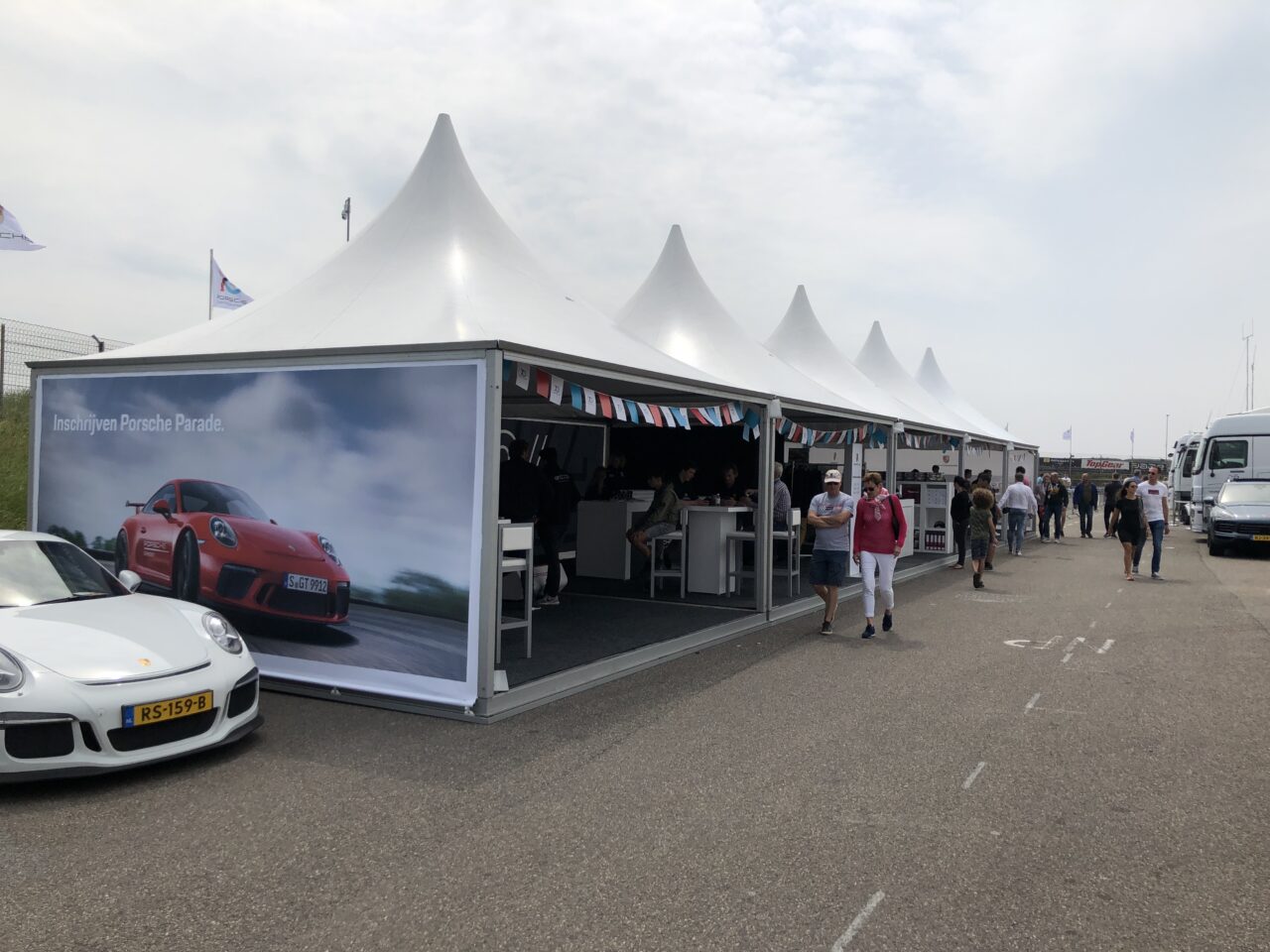 Pagoden für Präsentationen und Sponsoren mit Spitzdach von Intersettle Zeltvermietung für Sportevents wie Motorsport, Marathon, Radrennen oder Fußball - Porsche
