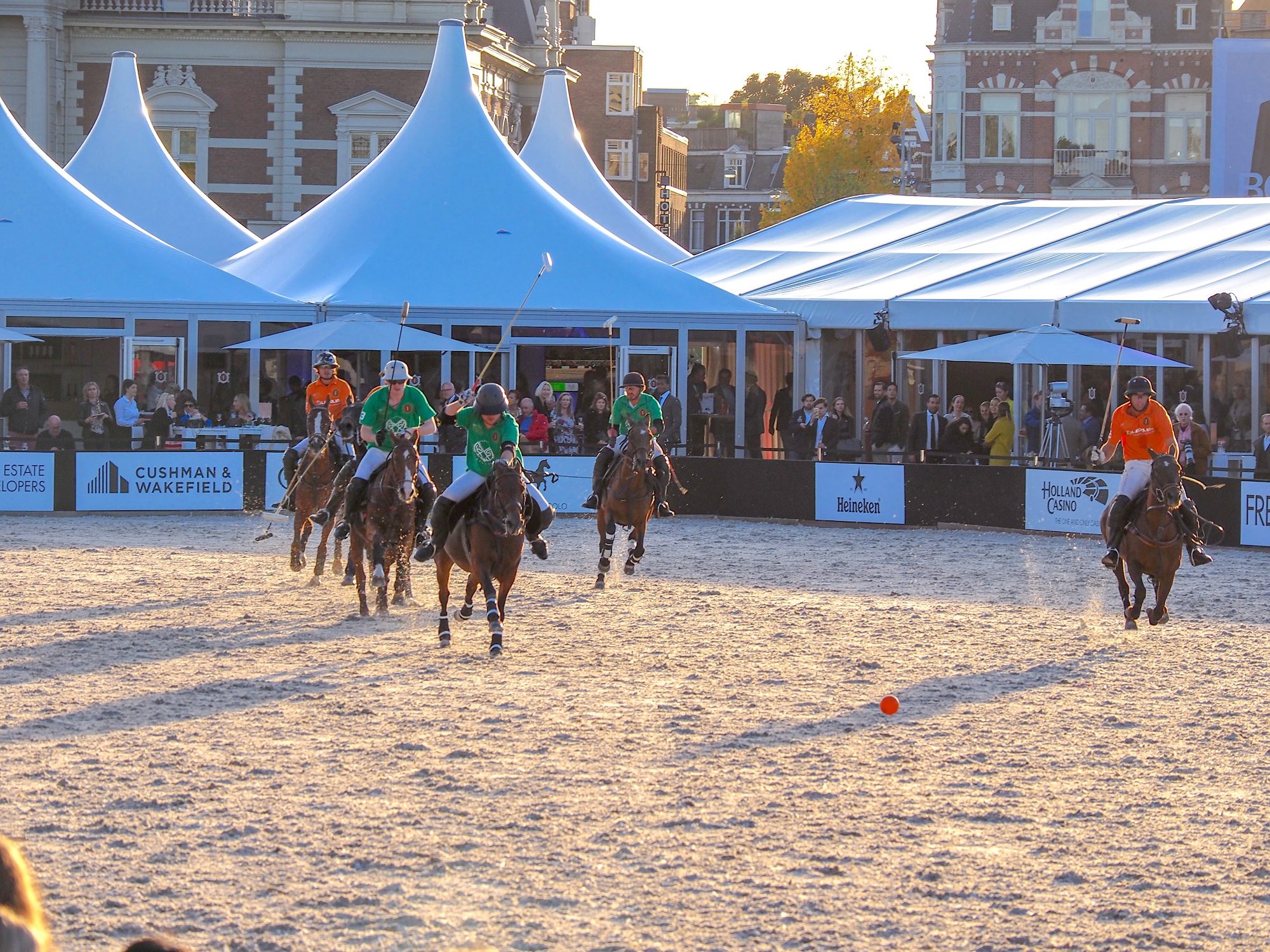 Pagoden-und-Zelt-Alu-Pavillon-von-Zeltverleih-Intertent-Pavillons-Zelte-Zelthallen-fuer-Sportveranstaltungen-Golfevents-Polo-Wettkaempfe-Motorsportevents