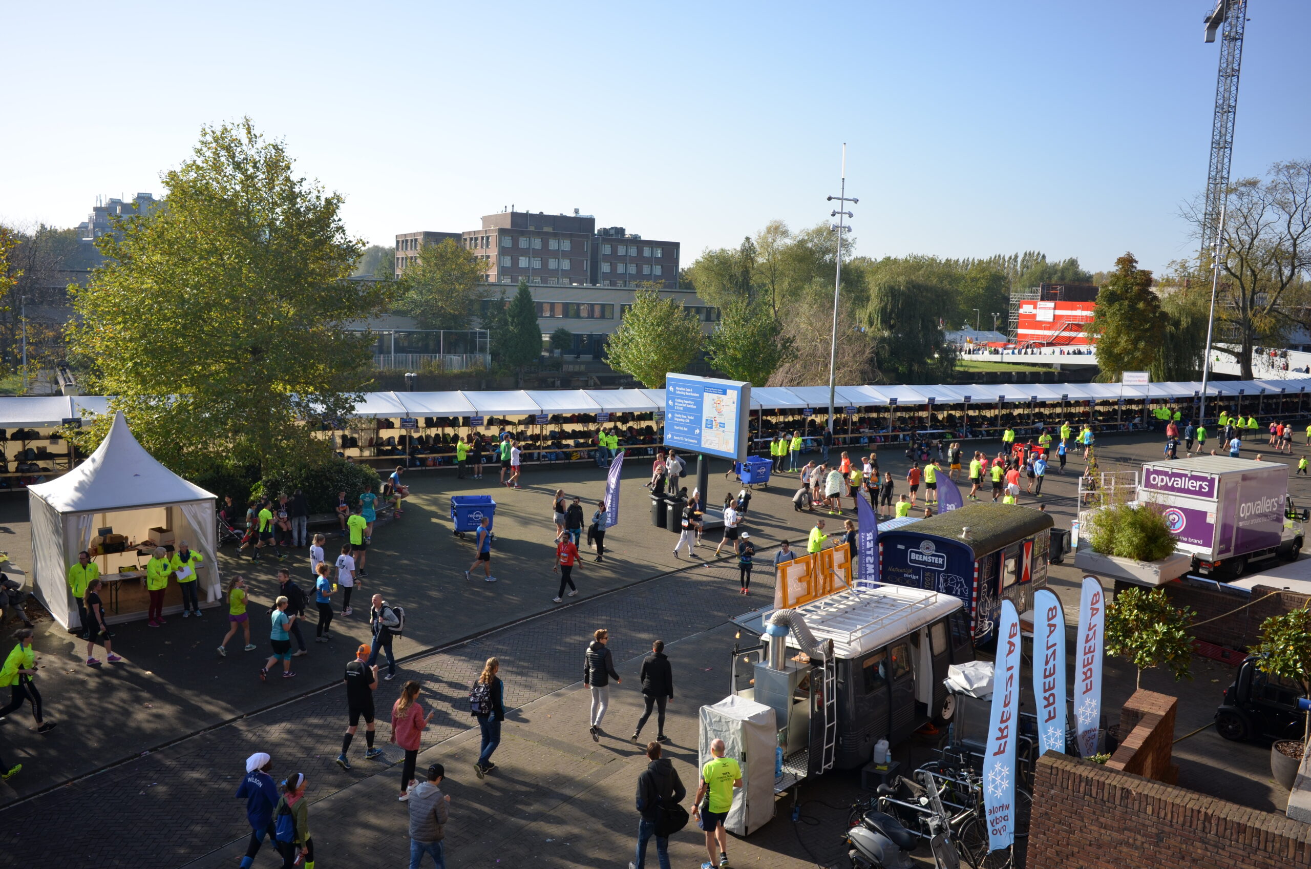 Partyzelt Alu Vip von Zeltverleih Intersettle lässt sich flexibel auf Sportevents einsetzen