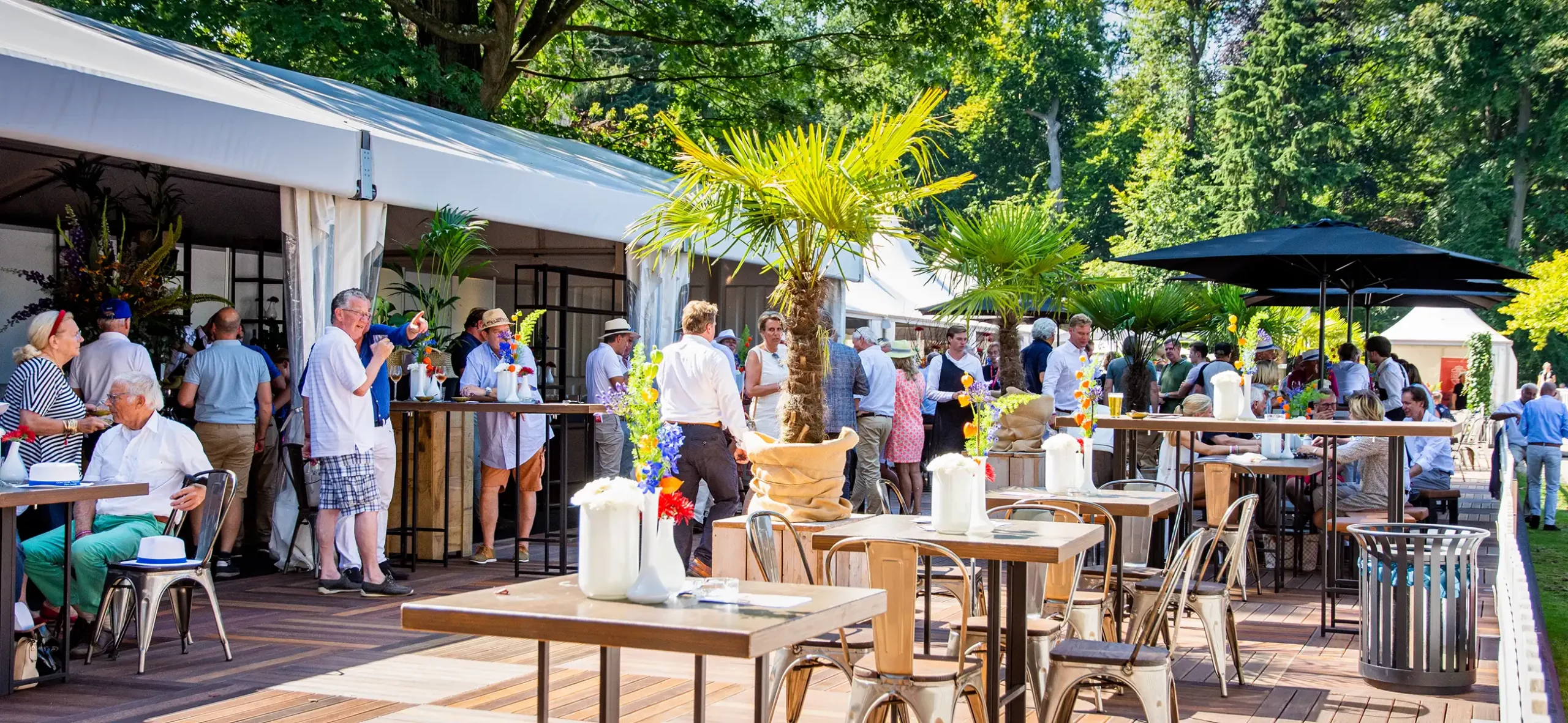 Pavillon zelt Alu VIP mit Terrasse für Gastronomie auf einem Motorsport Veranstaltung - zelte Pagode und Hallen für Events