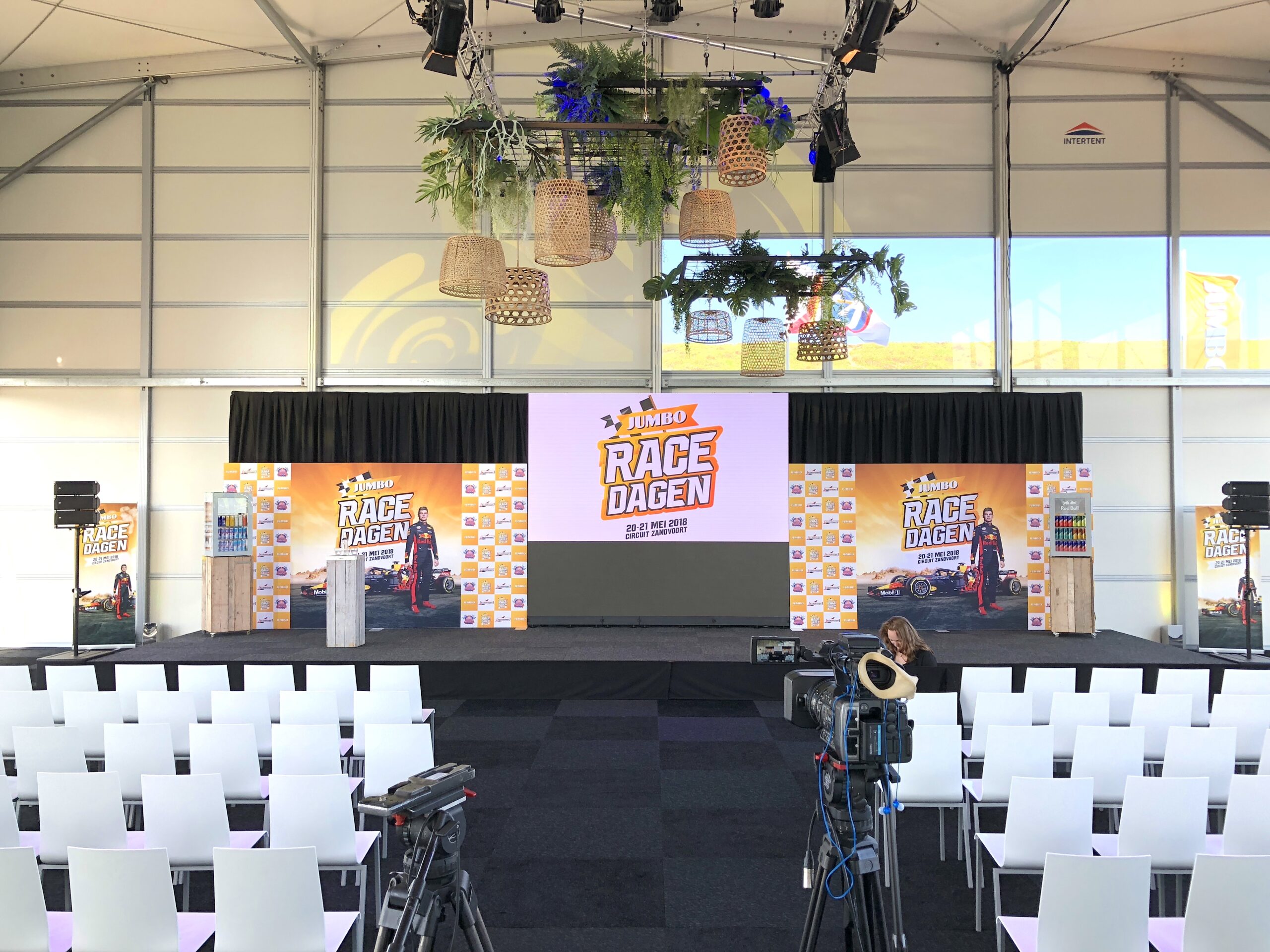 Promotionevent in der Zelthalle Manhattan von Intersettle Zeltverleih - 8 Meter hohe temporäre Raumlösung für Firmenevents