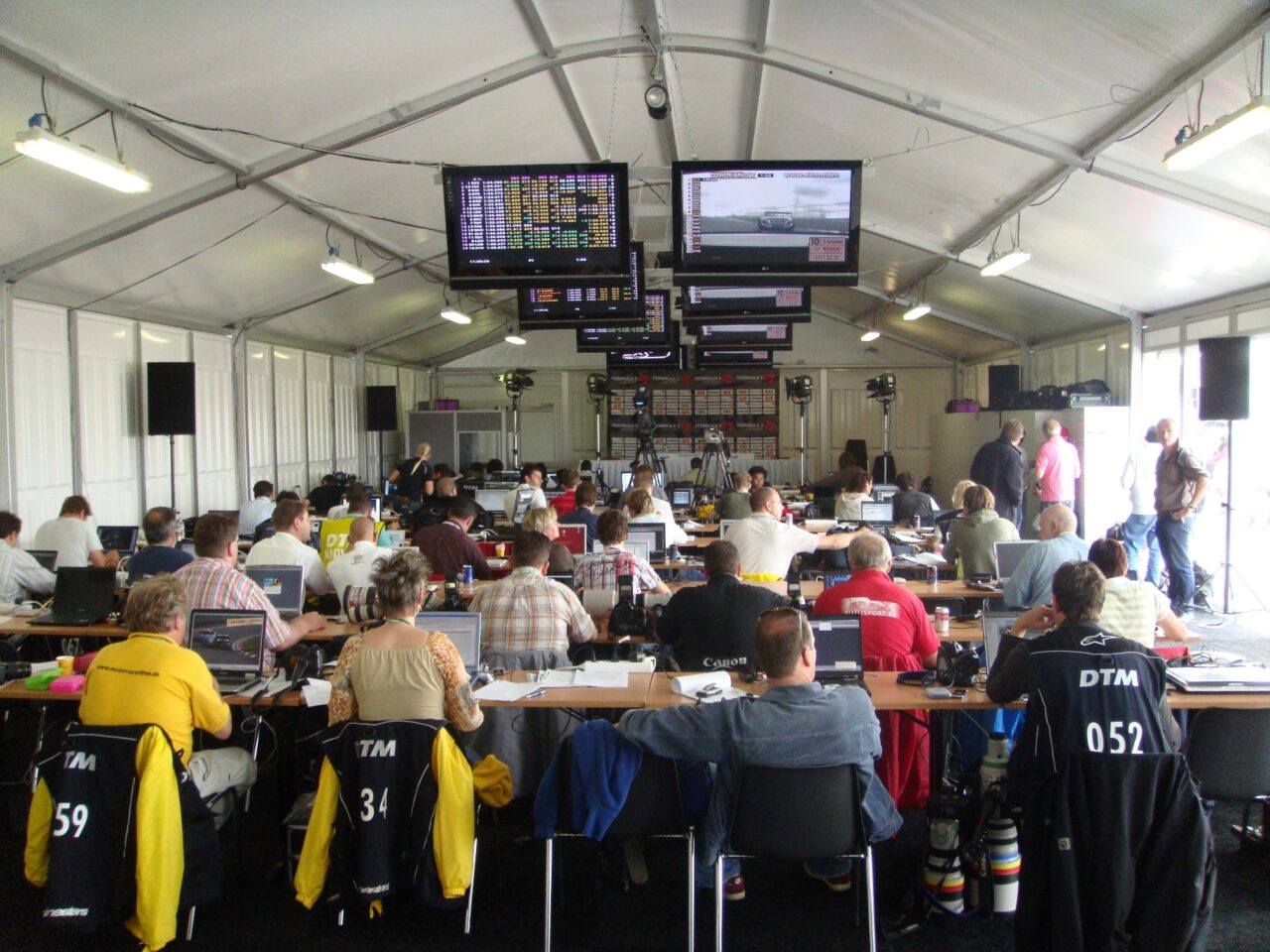 Zelte für Presse und Pressekonferenzen inkl. der medialen und audiovisuellen Ausstsattungen und Arbeitsplätzen von Intersettle Zeltverleih - DTM Perscentrum 2008 I