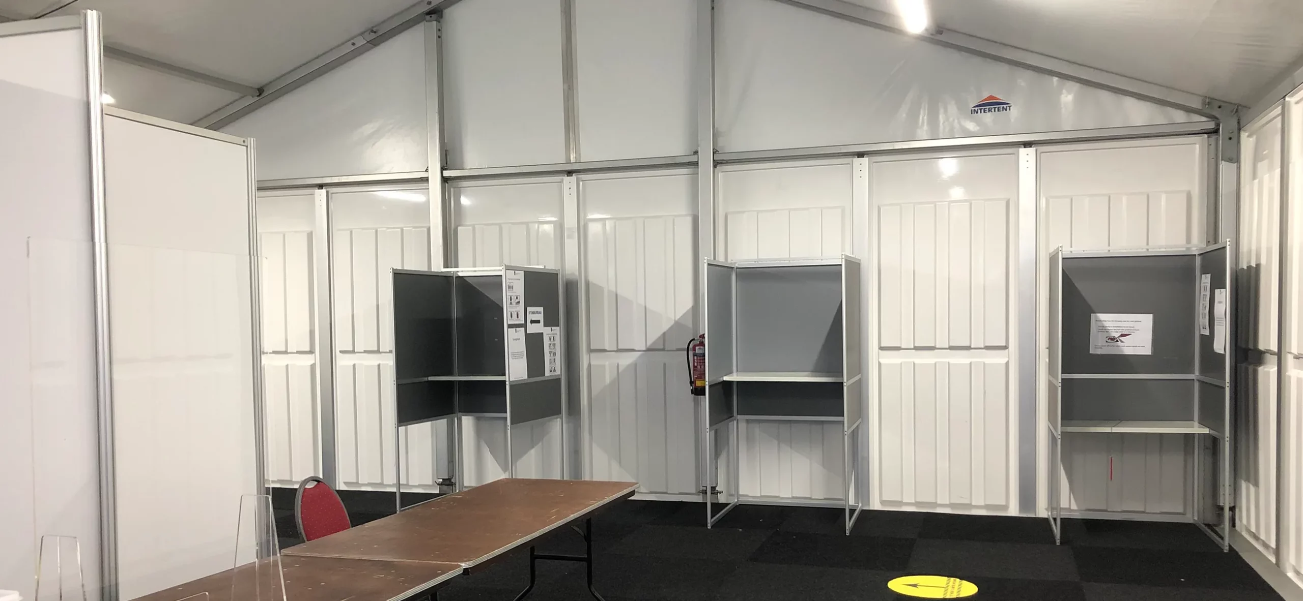 Zelthalle Alu Pavillon eingestzt als Wahllokal mit sicheren Abständen