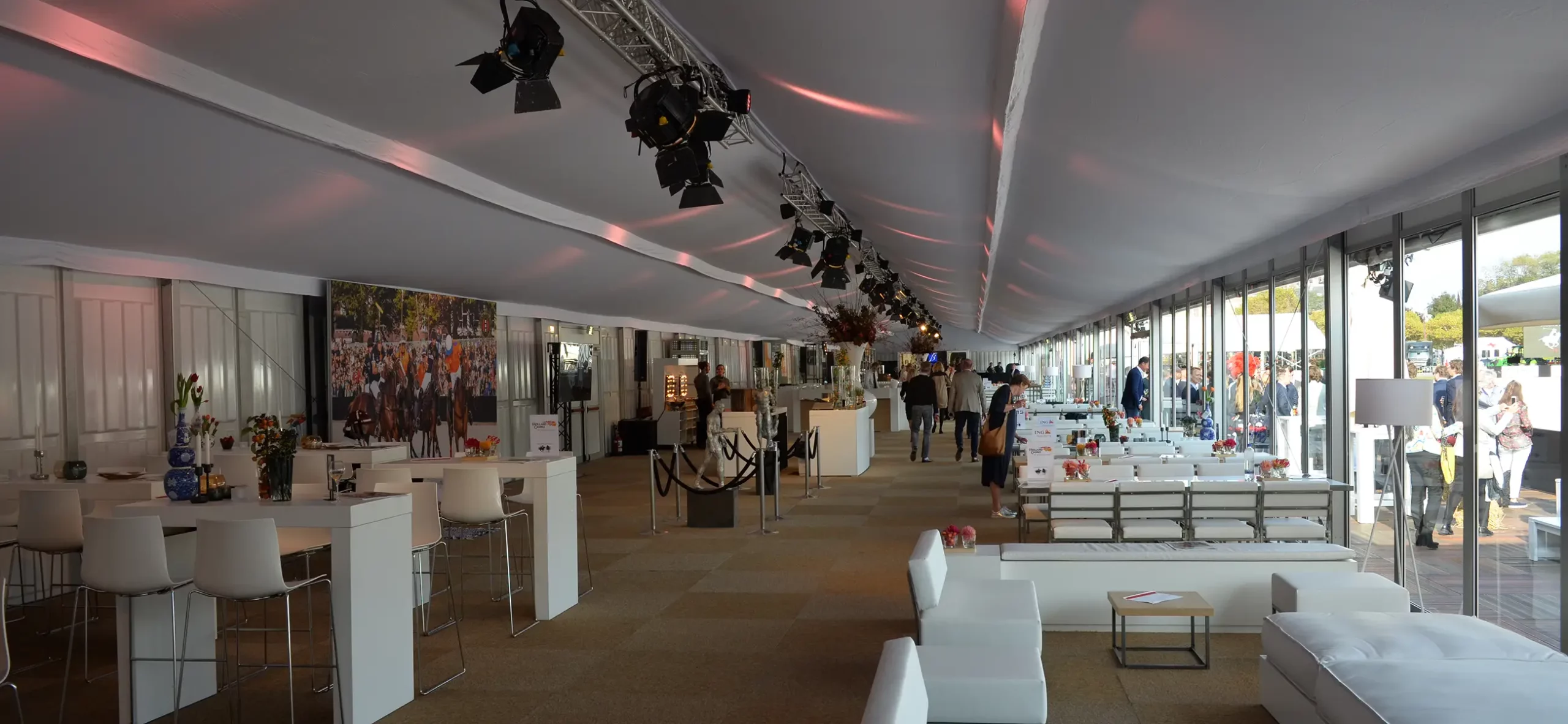 Zelthalle Alu Pavillon für große Firmenevents und Veranstaltungen - Hospitality für Gäste und Besucher mit Glaspaneelen für Panoramablick