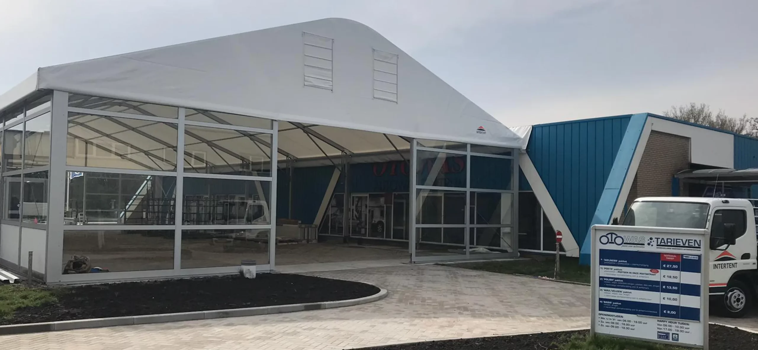 Zelthalle Alu Pavillon mit horizontalen Glaspaneelen von Zeltverleih Intersettle - Raumlösungen für Unternehmen und Geschäfte wie Autowasch Anlage