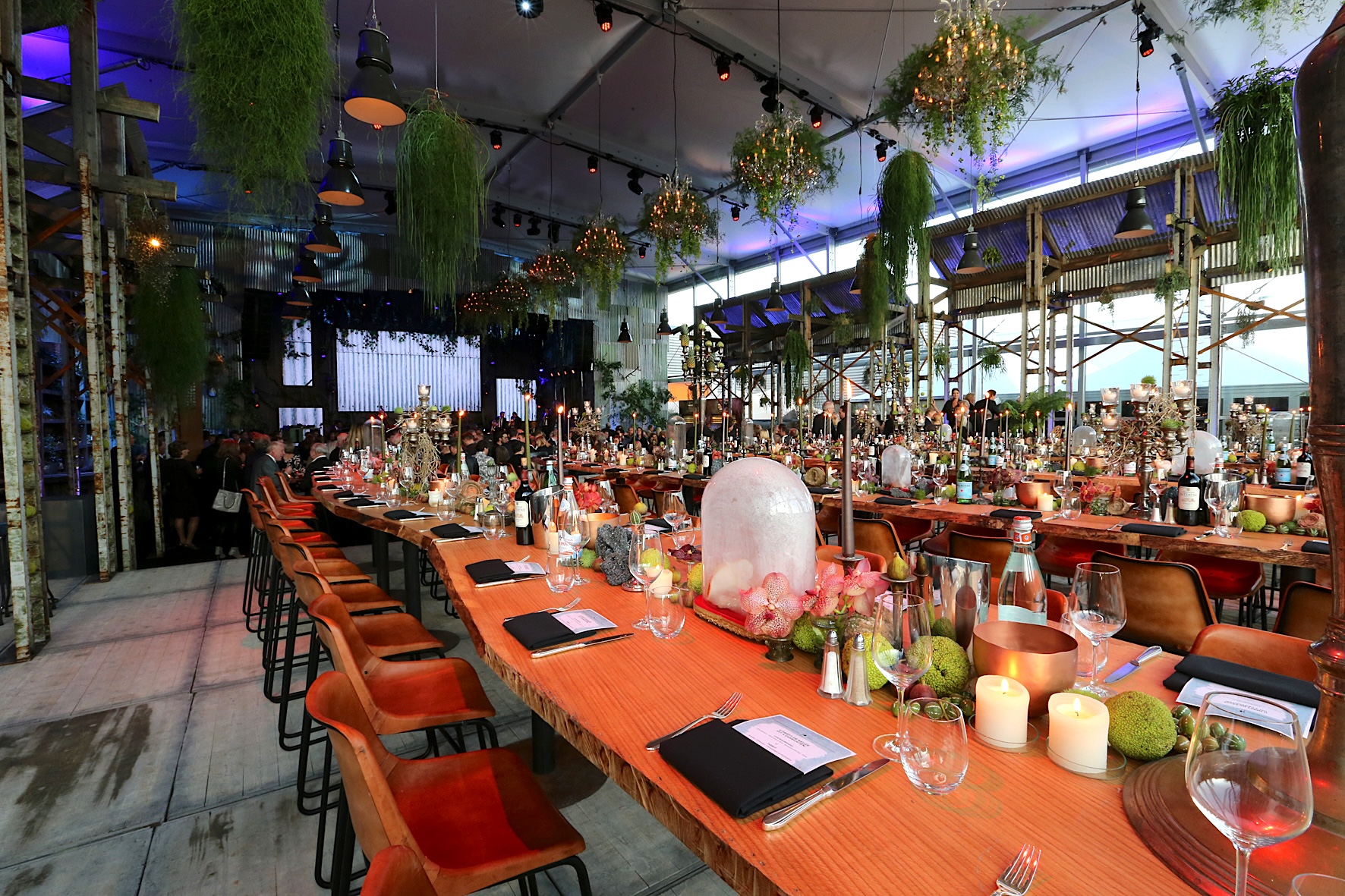 Zelthalle Manhattan von Zeltverleih Intersettle - Innenraum des großen Veranstaltungszelts mit Zelt-Ausstattung