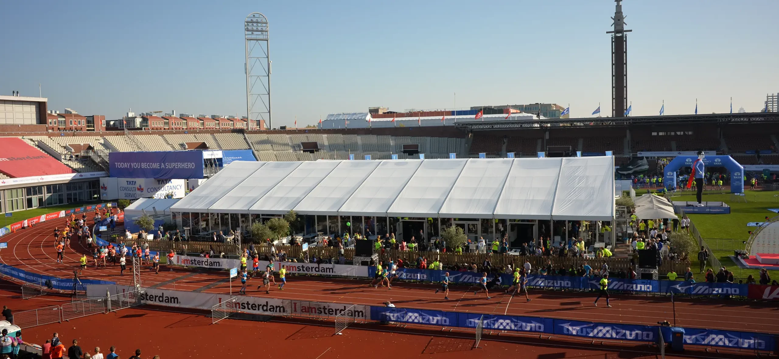 Zieleinlauf im Stadion an der Zelthalle Alu Pavillon - großes Marathon Sportevent mit Zuschauerzelt