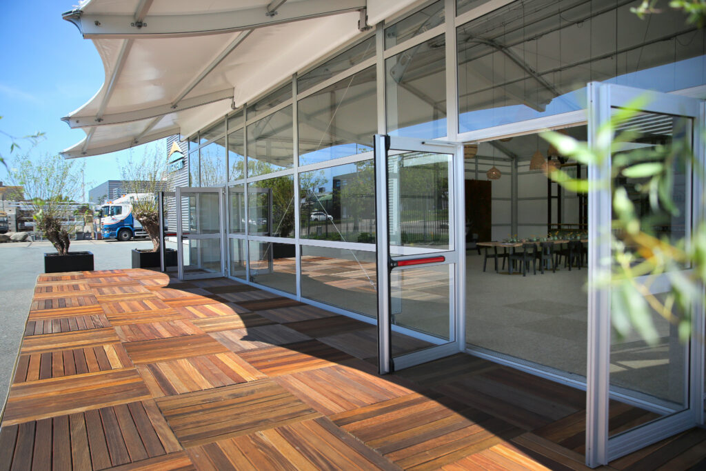 Eventzelt Vision Wings von Zeltverleih Intersettle mit horizontalen Glaspaneelen und Außernterrasse mit Überdachung für Firmenevents, Ausstellungen, Kundenevents, Promotion und Veranstaltungen