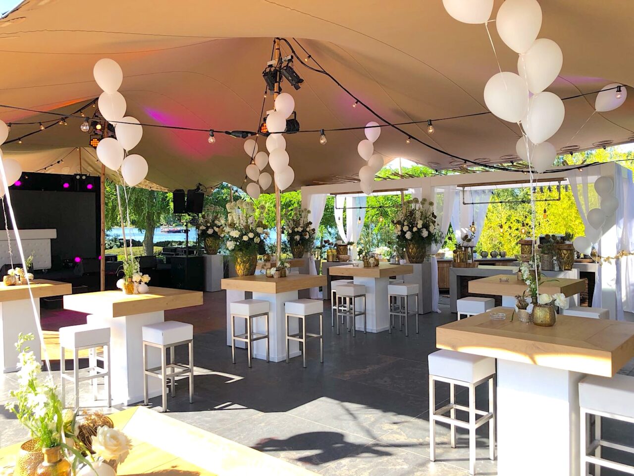 Hochzeitsfeier im eignenen Hochzeitszelt von Intersettle Zeltverleih - Stretchzelt