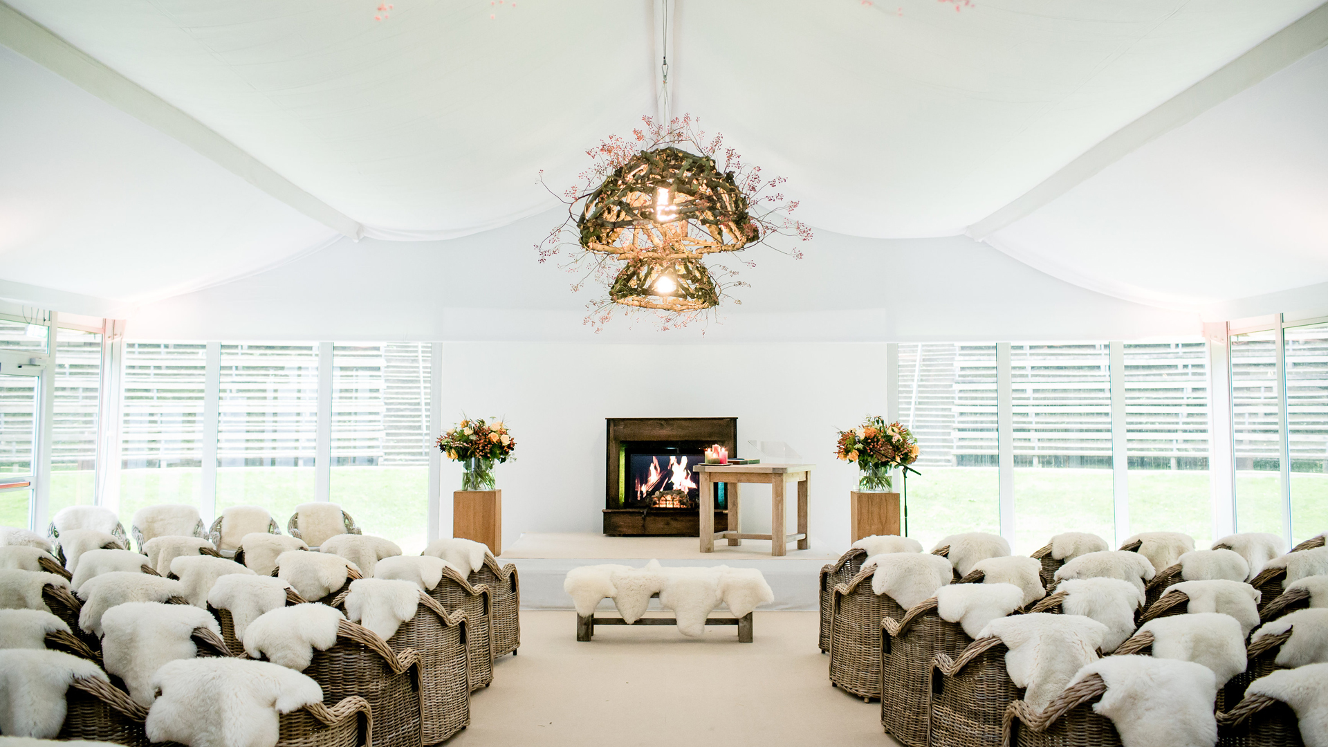 Hochzeitszelt als Hochzeitslocation für Trauung in weiß und Hochzeitsfeier von Zeltverleih Intersettle - Alu Pavillon mit weißem Innenhimmel als Dachverkleidung