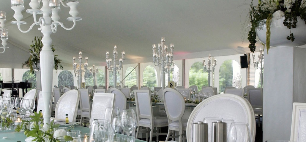 Innenansicht Hochzeitszelt für Trauung und Hochzeitsfeier von Zeltverleih Intersettle - mit weißer Event-Ausstattung und Eventstyling