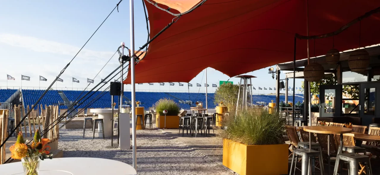 Stretchzelt am Strand zur Überdachung der Strandbar von Intersettle Zeltverleih