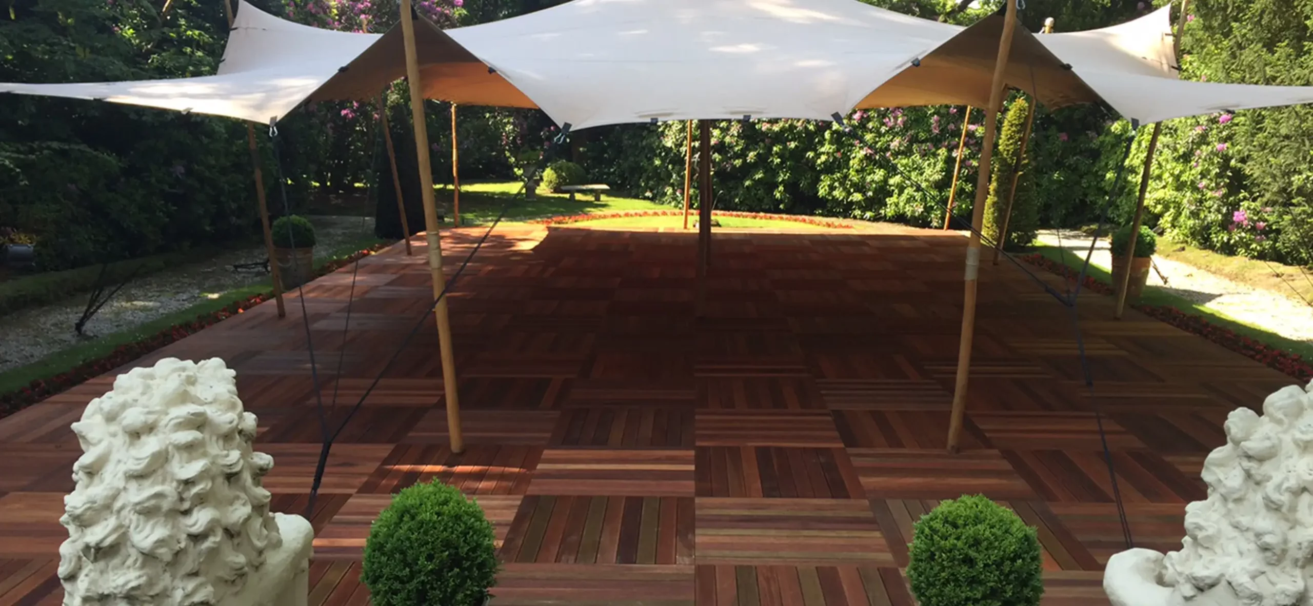Stretchzelt auf Bankirai Bodenplatten für Gartenpartys, Sommerfeste, Geburtstage, private Feiern