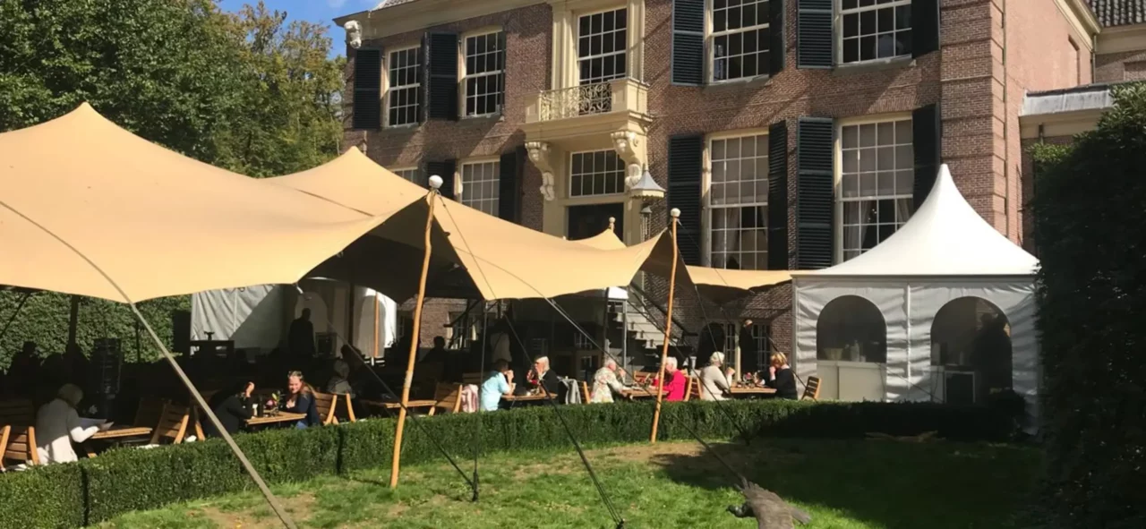 Stretchzelt von Zeltverleih Intersettle zur Überdachung der Außengastronomie - für überdachte, schattige Restaurant Terrasse