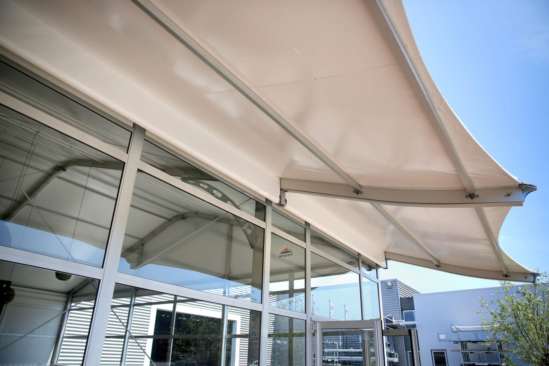 Zelt Vision Wings von Zeltverleih Intersettle - Zelthalle mit geschwungenem Vordach für Außenterrassen