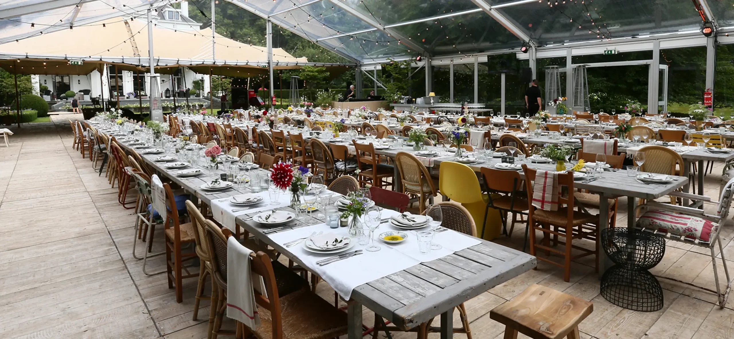 Alu Pavillon transparent für Dinner Party im eigenen Gartenzelt voller Intersettle für private Feiern und Feste