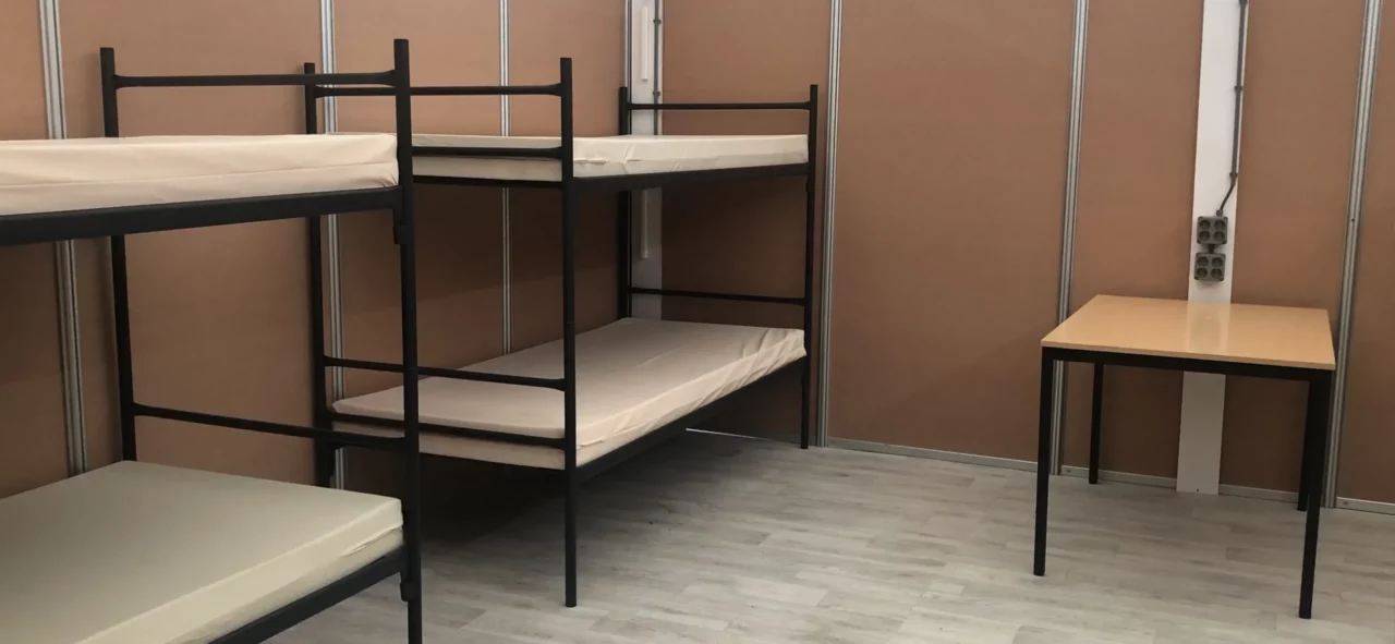 Ausstattung Schlafräume und Aufenthaltsräume für Unterkünfte in Zelten und Hallen von Intersettle Zeltverleih - notunterkünfte, Wohnheime und Notfallzelte inklusive Ausstattung