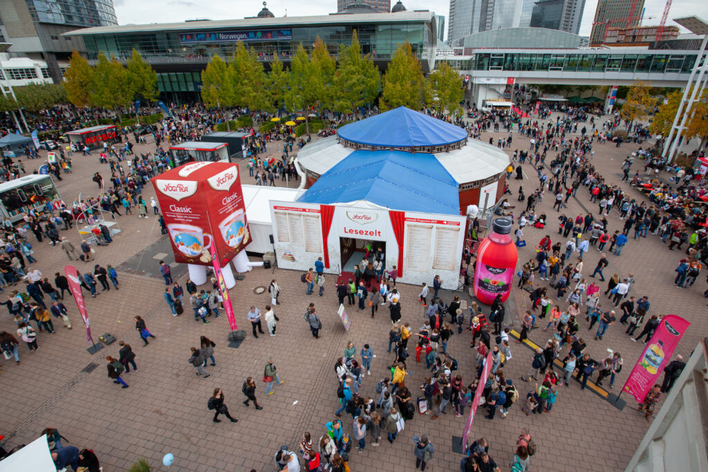 Branding Spiegelzelt von Intersettle Zeltverleih auf Messe-Veranstaltung - FBM_Agora_Impression_AW_2019-0907