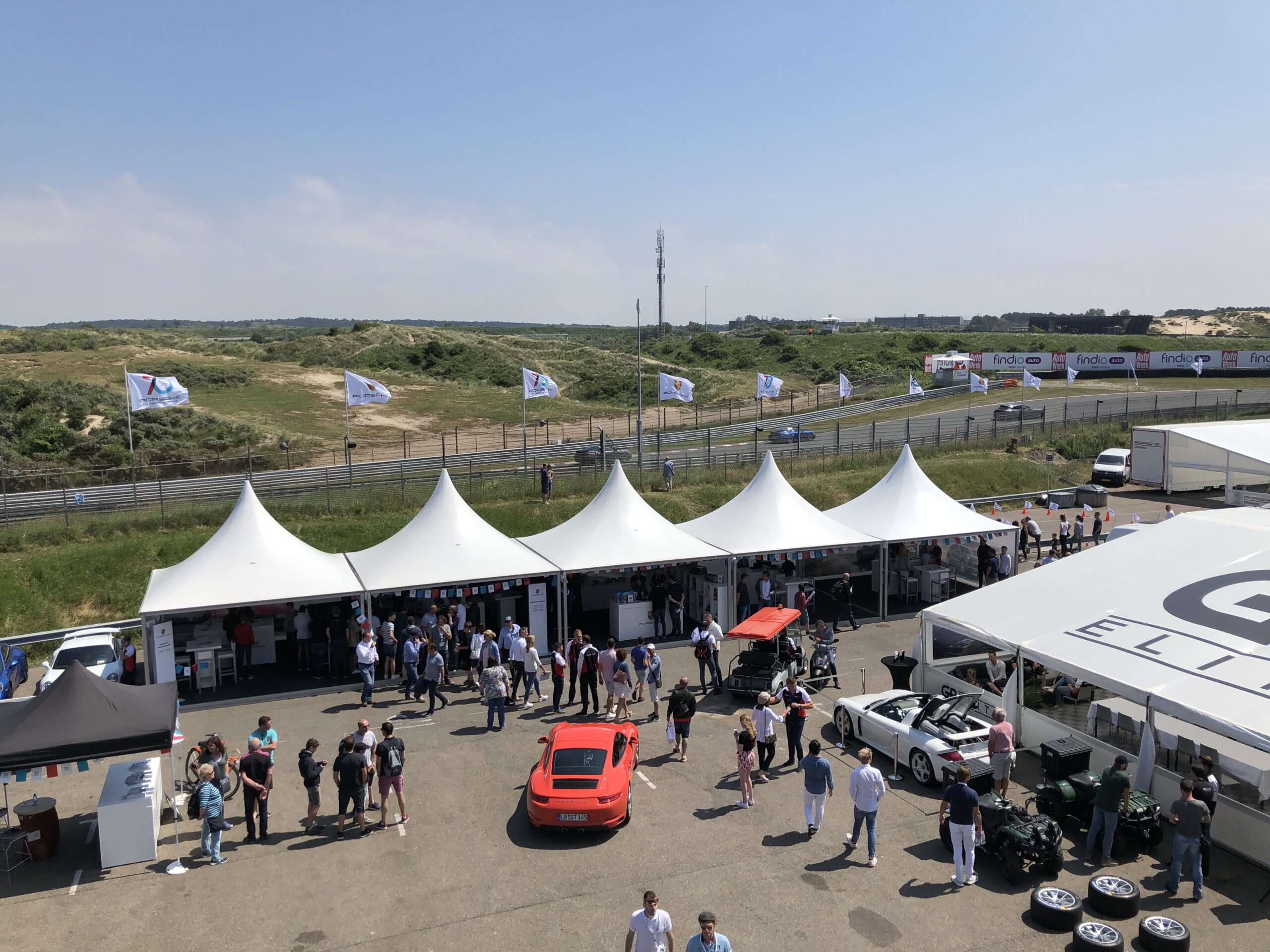 Carre Pagoden von Zeltverleih, Intersettle auf Motorsport event - fahrerlager mit Überdachung für Fahrzeuge, Montage und Werkstätten - Pon Porsche 70 jaar 2018 (3)