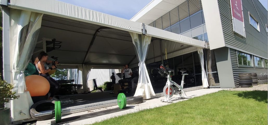Erweiterung-Fitnessstudio-mit-temporärer-Zelthalle-von-intersettle-Zeltverleih-direkt-am-Gym-Outdoor-Training-in-Coronazeiten-mit-Social-Distancing-
