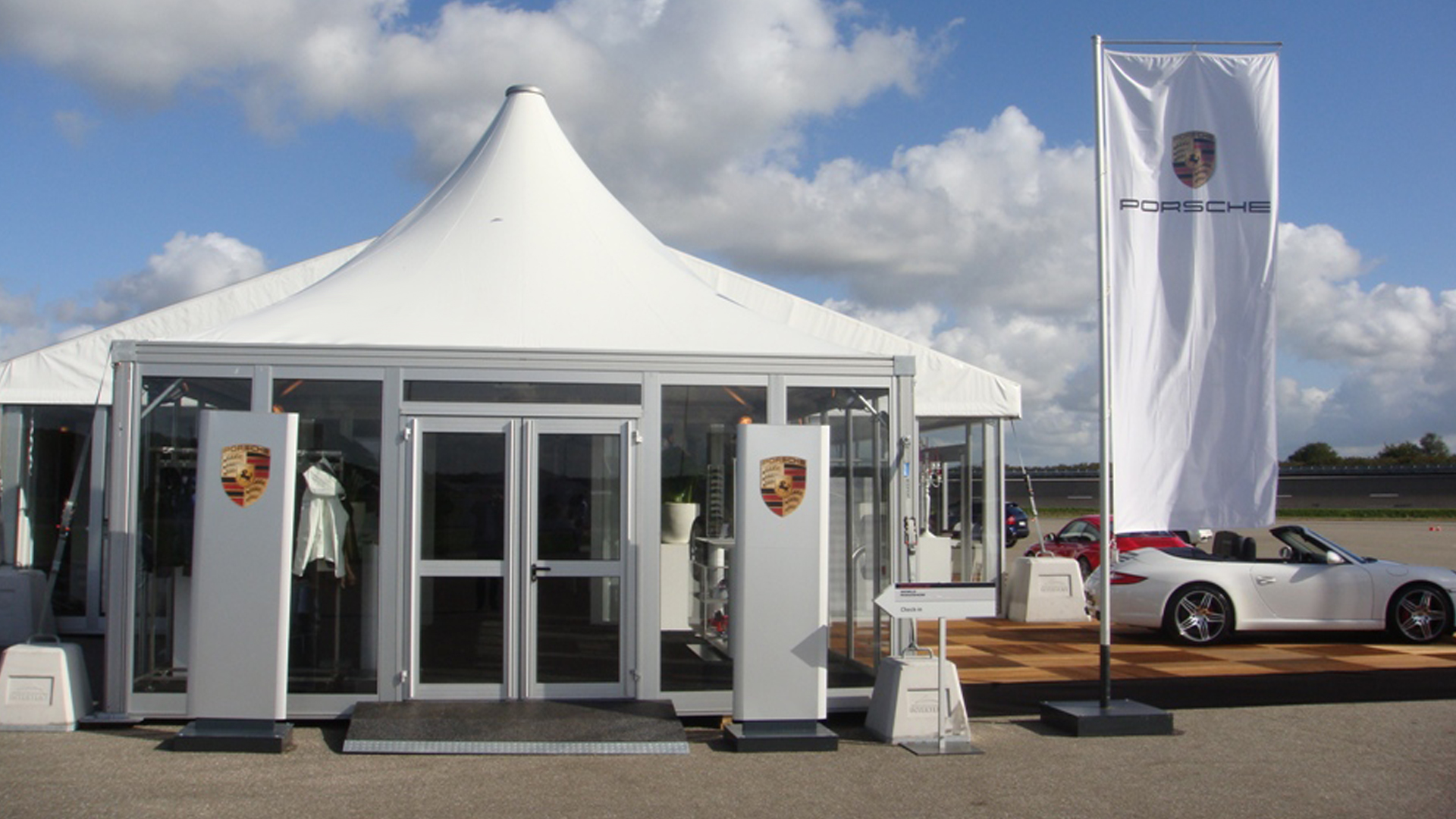 Exklusive Pagode von Zeltverleih Intersettle für Auto Präsentation von Porsche - Carré Pagode mit Terrasse für Premium-Fahrzeuge