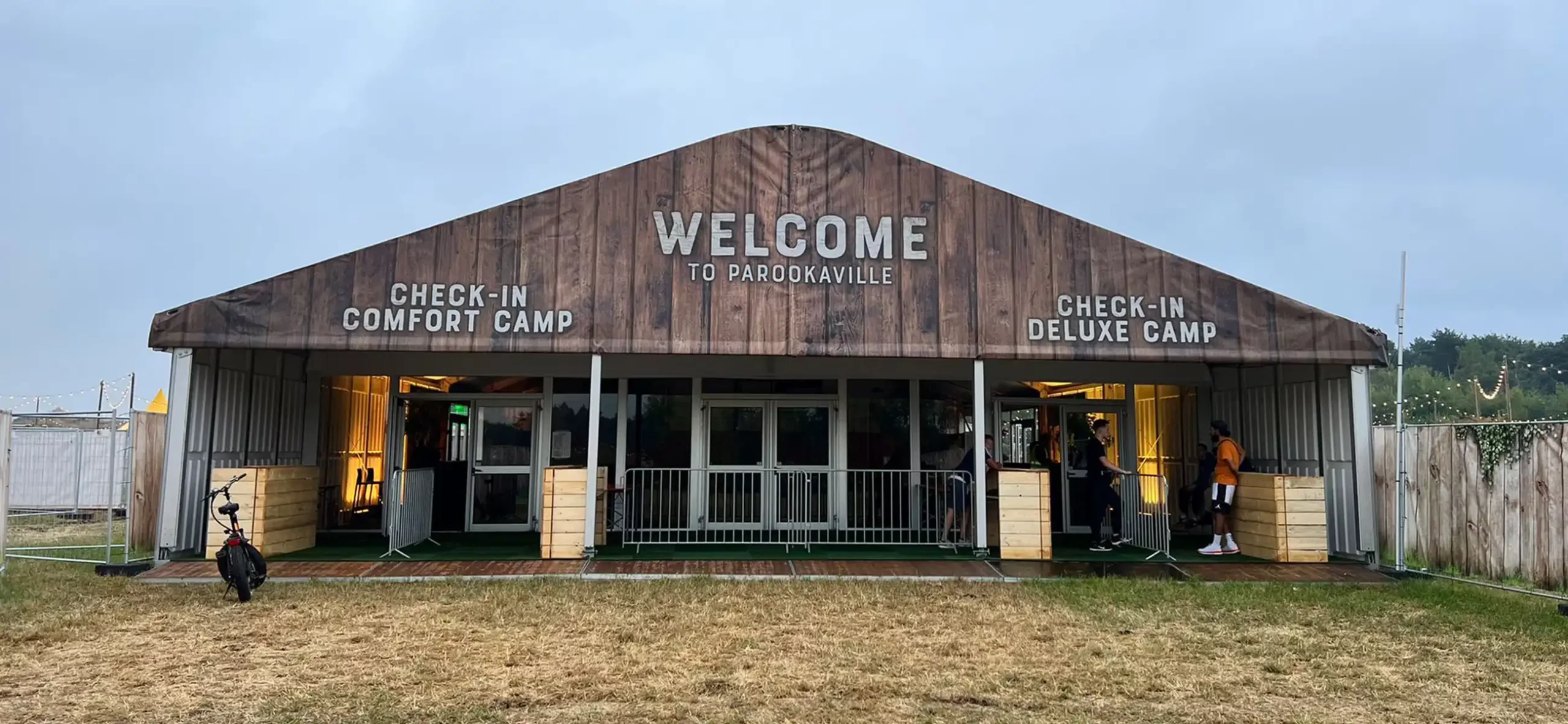 Festivalzelt von Zeltverleih intersettle - Alu-Pavillon Zelthalle für Check-in der Festival-Camper - Eventzelte für Veranstalter und Agenturen