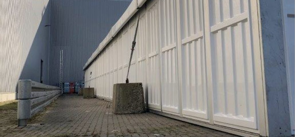 Gewerbehalle-Seitenwand-mit-Betonverankerungen-von-intersettle-Zeltverleih-aus-NRW-als-Lagerhalle-15x35m-für-EDEKA-Zentrallager-in-Hamm