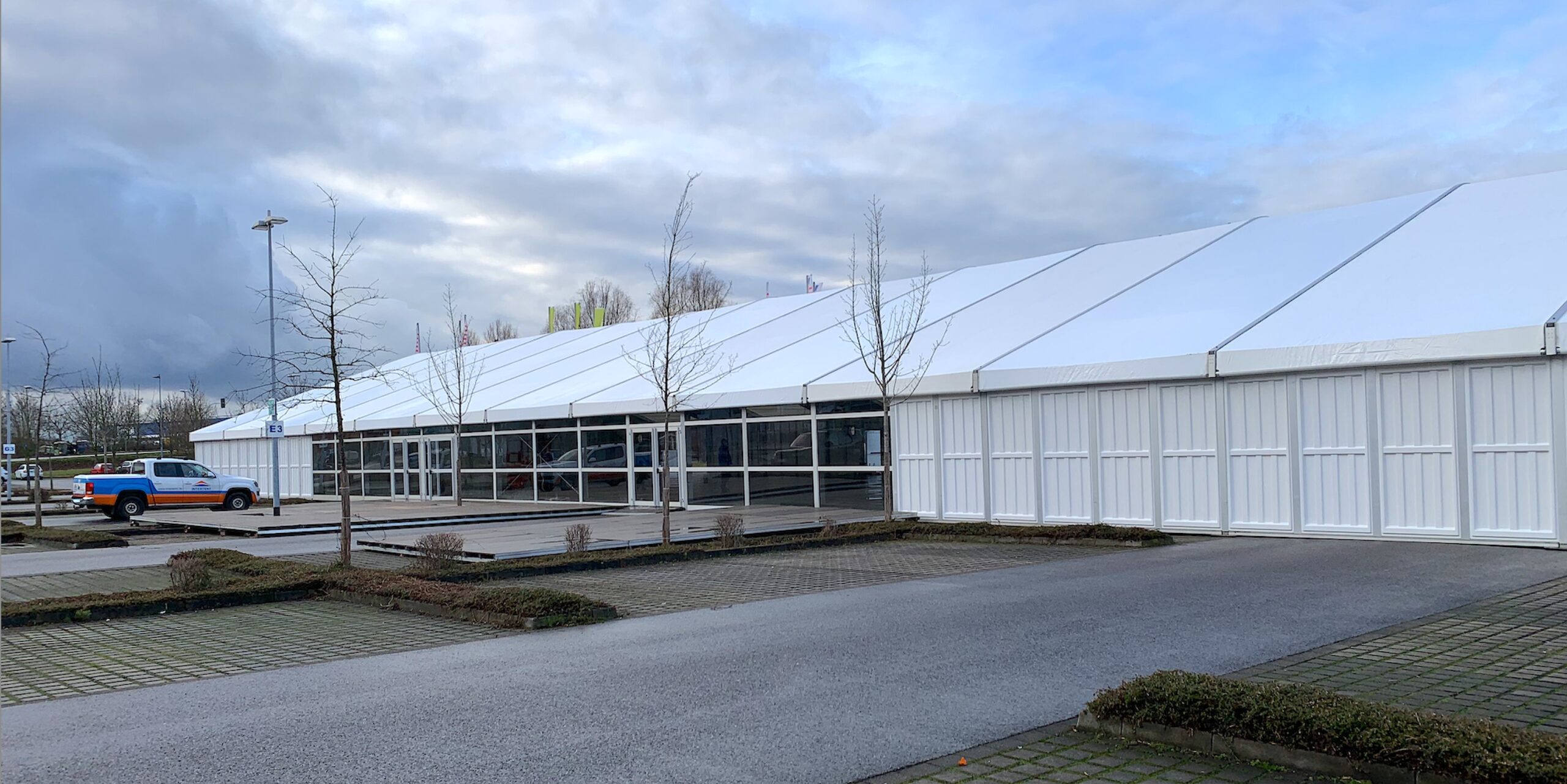 Gewerbehalle mit horizontalen Glasfassaden udn Terrassen von-intersettle-Zeltverleih-Hallen für Industrie, Gewerbe und Hande-temporäres-Geschäft