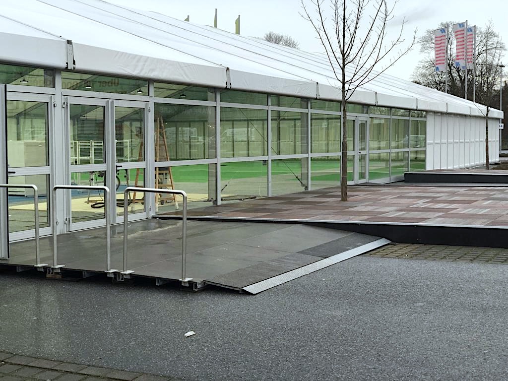 Gewerbehalle mit horizontaler Glasfassade und barrierefreier Ramp e- Hallen von Zeltverleih Intersettle füt Gewerbe, Industrie, Handel und Logistik