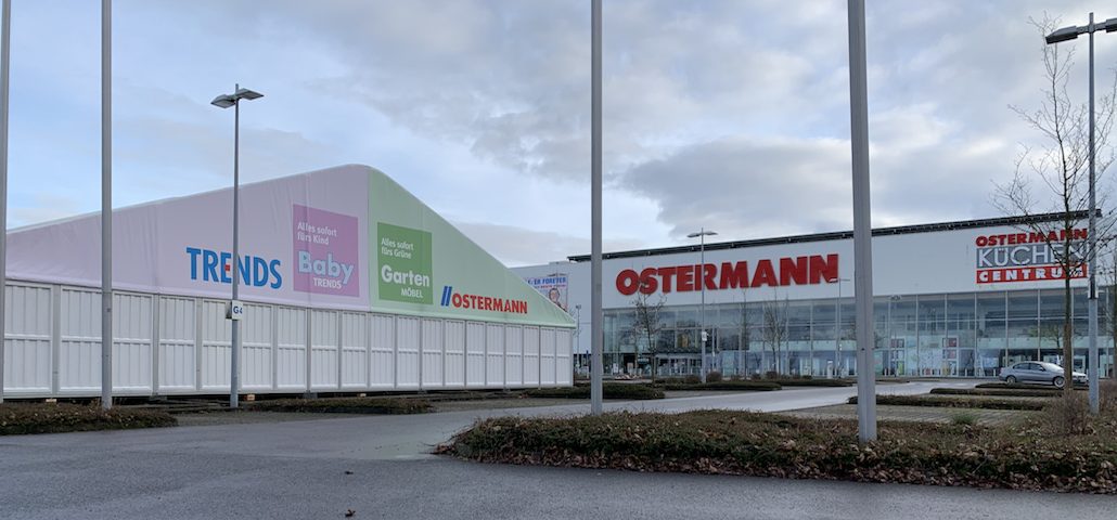 Gewerbehallen-mit-Markenlogos-von-intersettle-Zeltverleih-als-temporäres-Geschäft-für-Ostermann-Einrichtungs-Centrum-Recklinghausen-