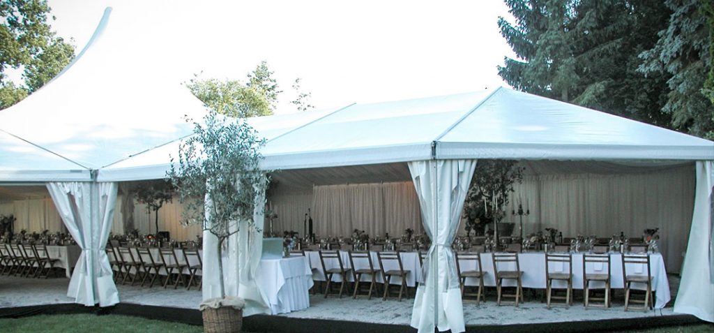Hochzeitsfeier im Partyzelt Domfeld von Intersettle Zeltverleih - Hochzeitstafel mit Buffet im eigenen Garten