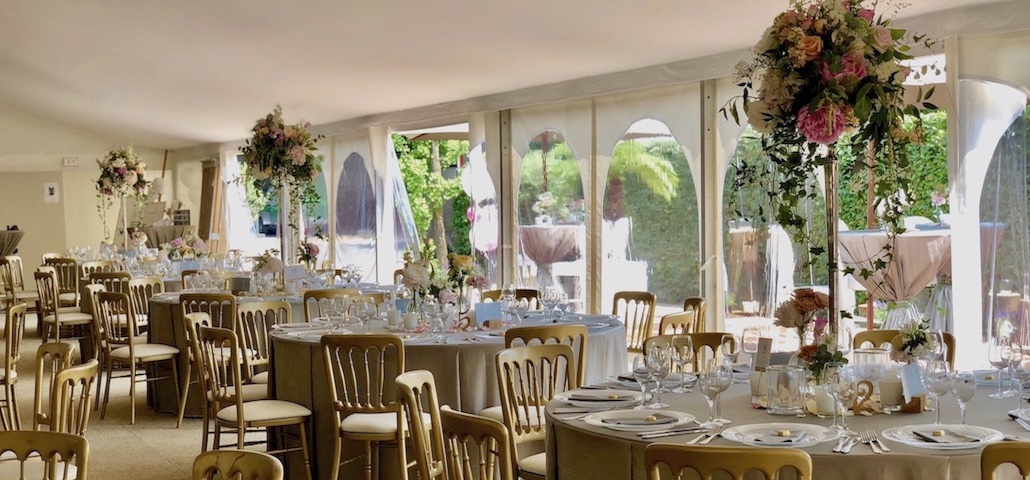 Hochzeitszelt innen mit Rundbogenfenstern von Zeltverleih Intersettle - exklusive Eventlocation für Trauung, Vermählung und Hochzeitsfeiern