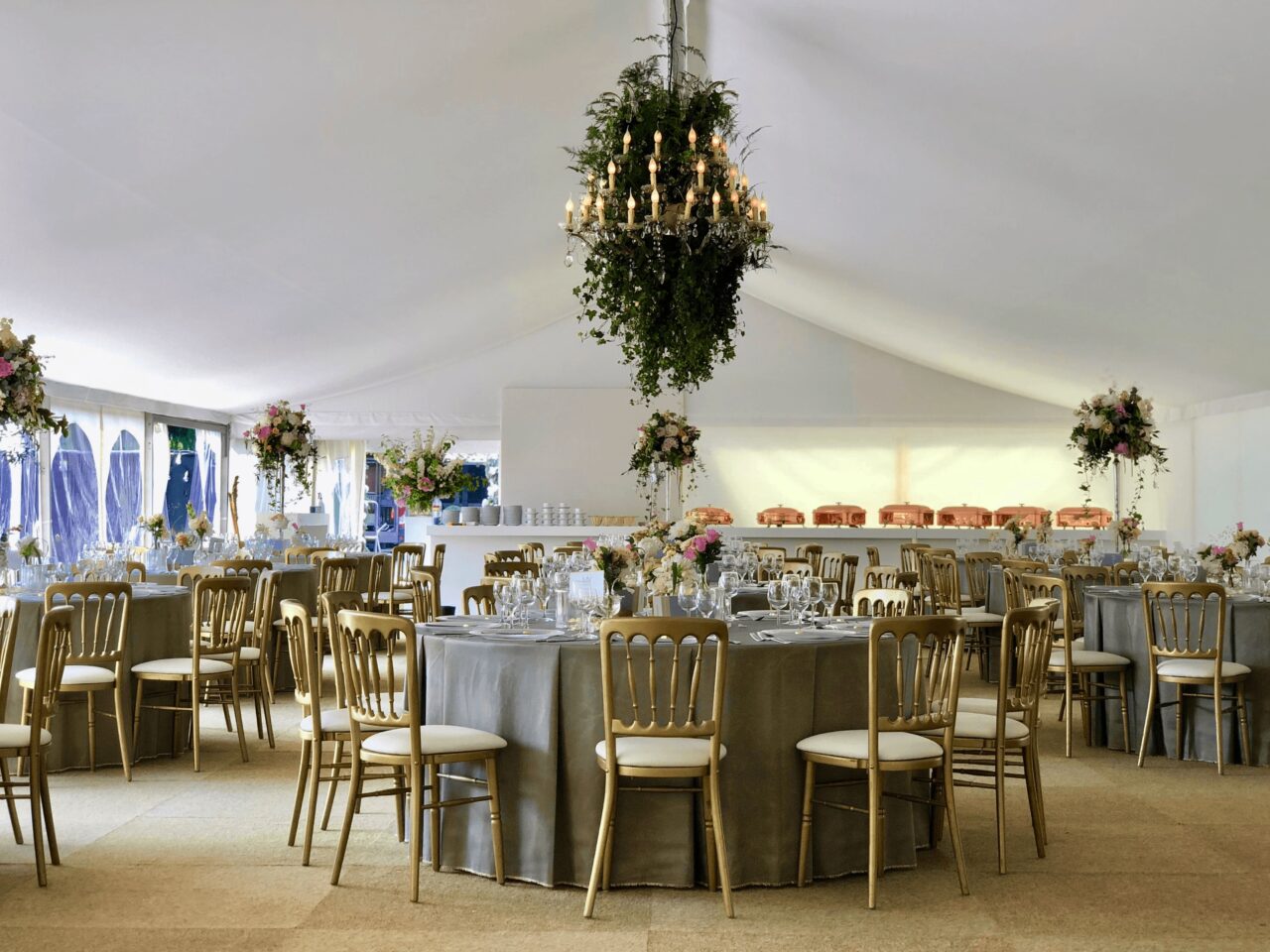 Hochzeitszelt mit Rundbogenfenstern innen von Intersettle Zeltverleih - Zeltvermietung fur exklusive Events - Hochzeit Klassisch