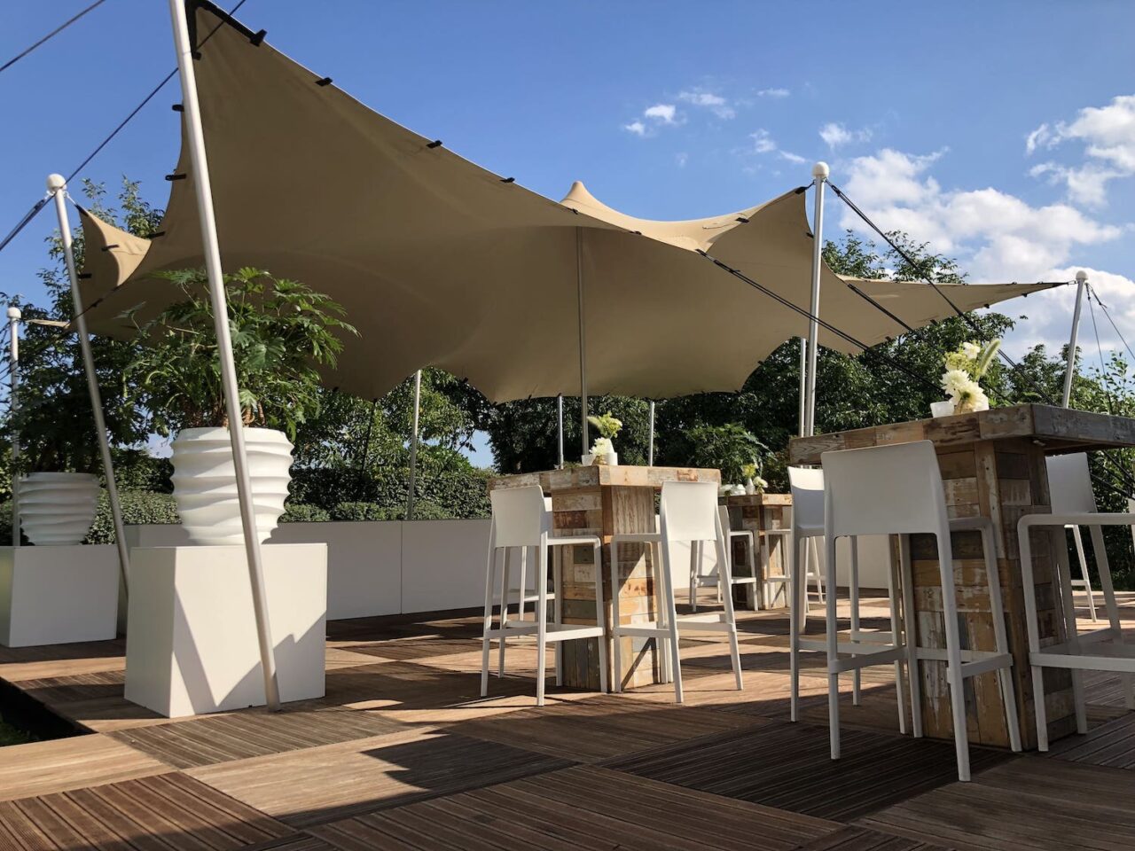 Hochzeitszelte von Intersettle Zeltverleih aus NRW - Stretchzelt für Trauung und Hochzeitsfeier im eigenen Garten - sommerlich elegant