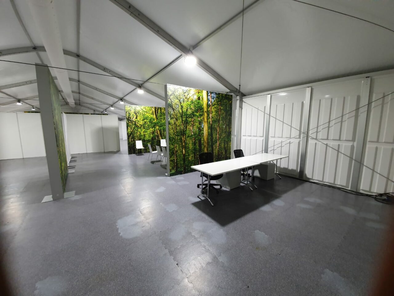 Impfzentrum in zelthalle mit Zelt-ausstattungen - Intersettle Zeltverleih - Zelte, Pagoden, Hallen für den öffentichen sektor bei Krisen und Katastrophen