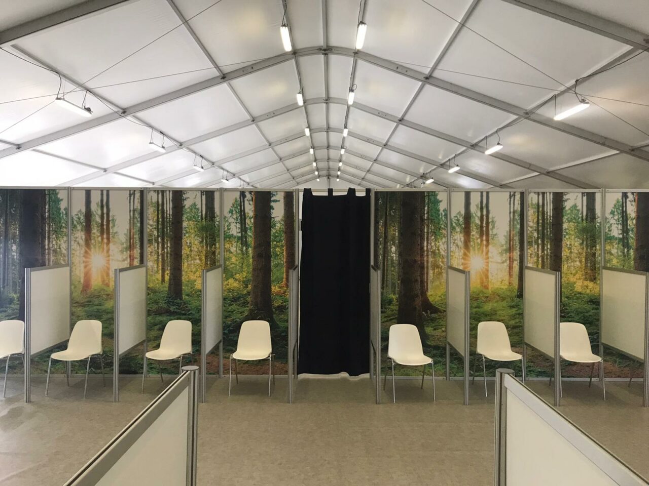 Impfzentrum in zelthalle mit Zelt-ausstattungen - Intersettle Zeltverleih - Zelte, Pagoden, Hallen für den öffentichen sektor bei Krisen und Katastrophen