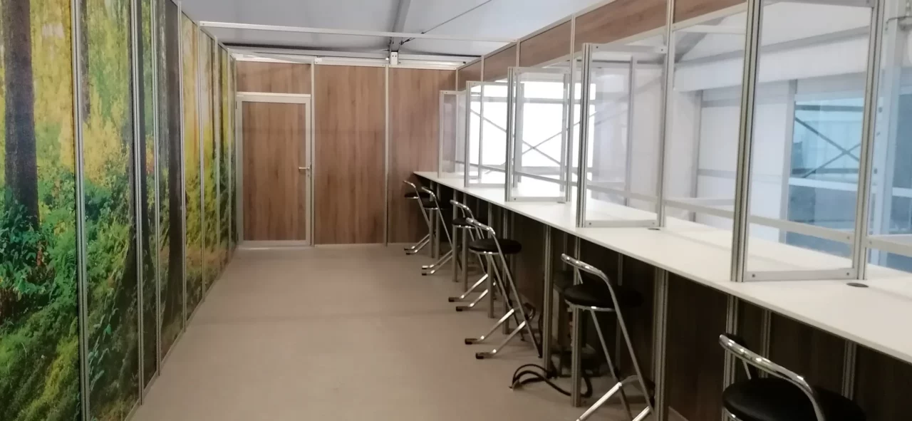 Infoschalter im Empfangsbereich einer Unterkunft für Flüchtlinge und Asylbewerber - notunterkünfte, Flüchtlingsheime, Container, Wohnheim von Intersettle Zeltverleih