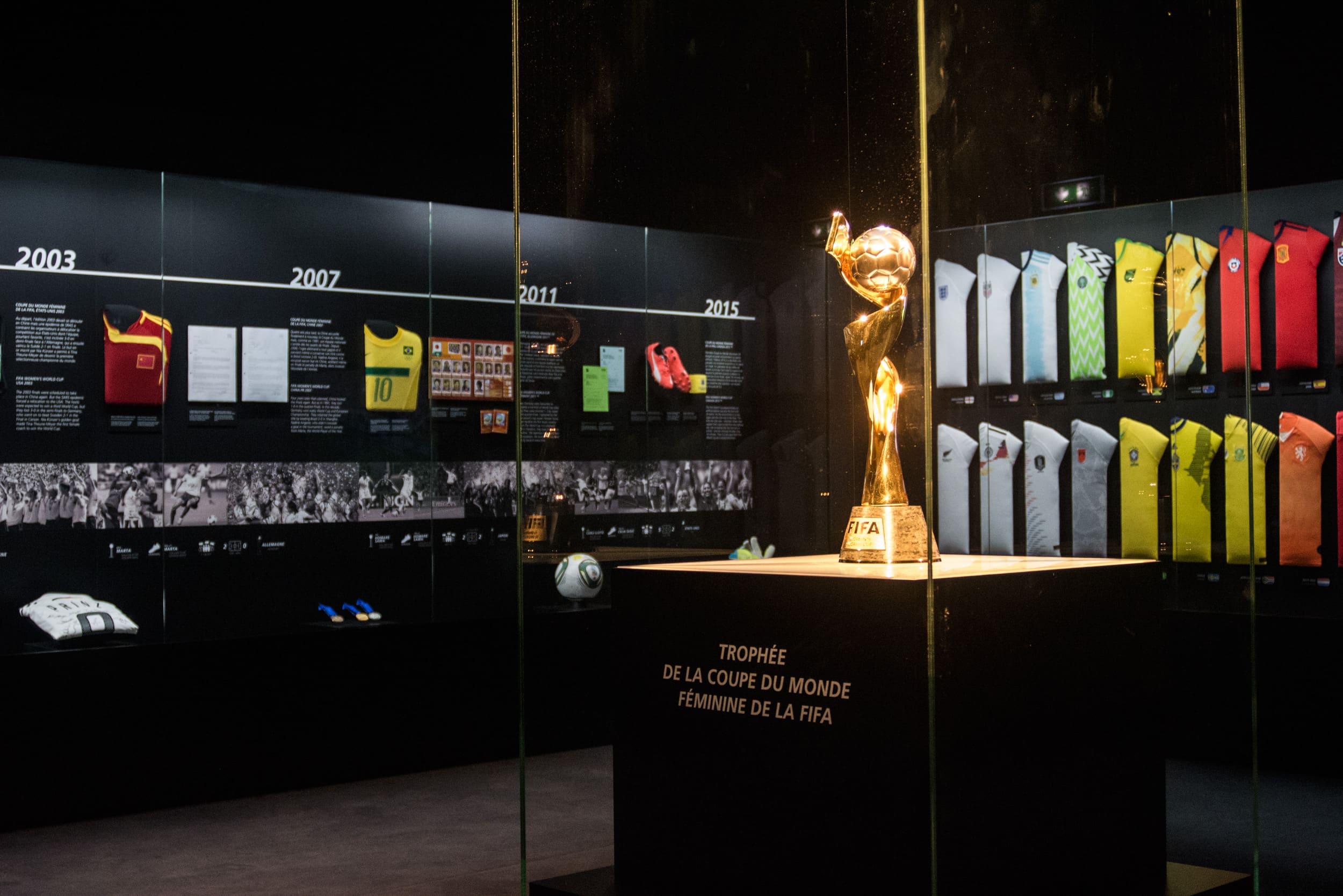 Intersettle - Exklusive Event-Zelte - Zeltverleih - Pavillon für FIFA World Football Museum in Paris - Inneraum Ausstellungen - DSC_3373