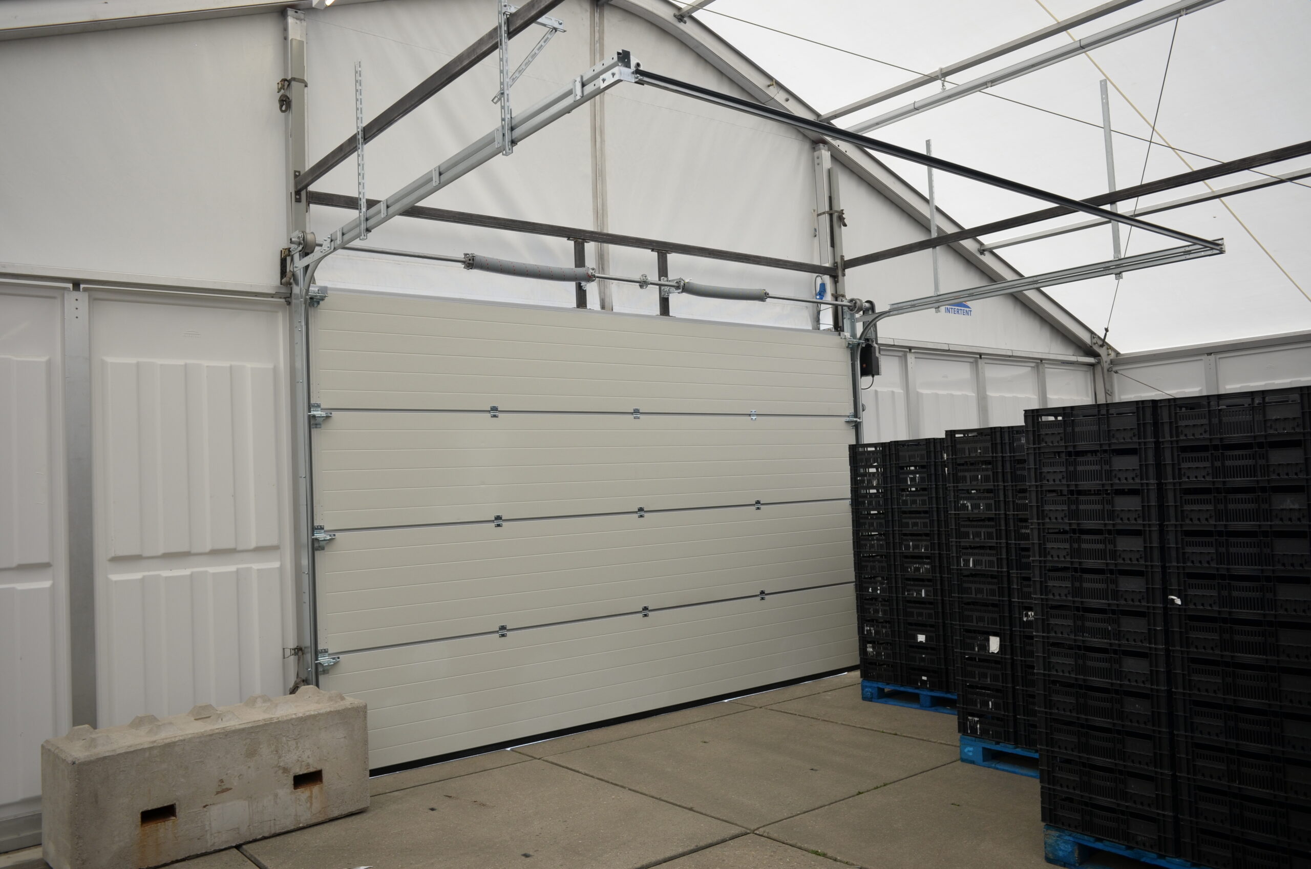 Lagerhalle mit Schwerlastboden, Kunststoff-Wandpaneelen und Rolltor von Intersettle Zeltvelreih - Innennansicht HAlle für Gewerbe, Industire, Handel und Logistikvon Innen (Purmerend - Leo de Kock - 2017 (1))